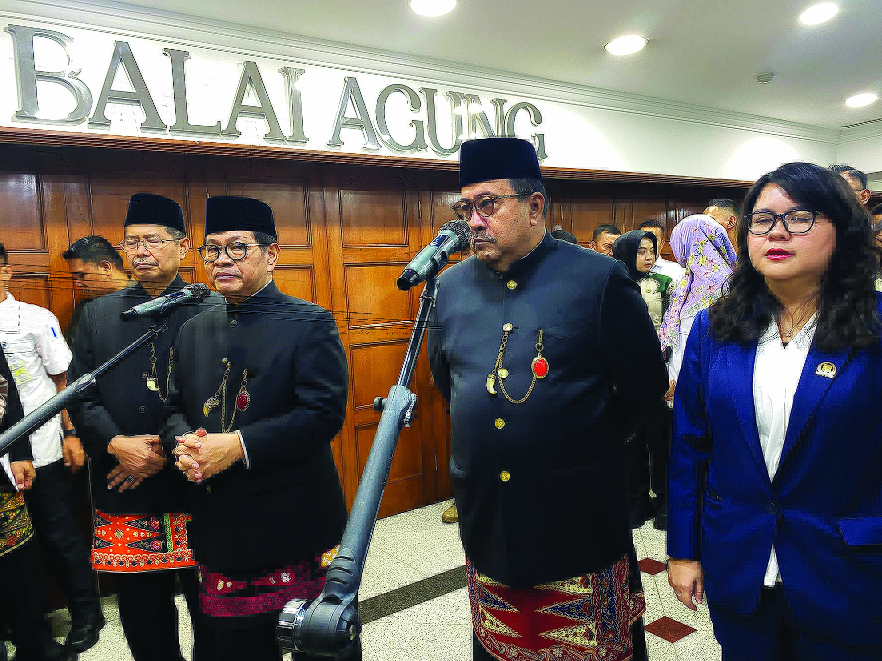 Gubernur DKI Pramono Anung (dua dari kiri) didampingi Wakil Gubernur DKI Rano Karno setelah pelantikan pejabat Pemprov DKI Rabu (7/5).