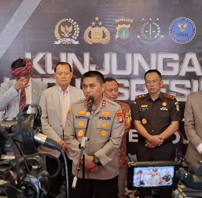 Kapolda Metro Jaya Irjen Karyoto memaparkan kasus narkoba yang sedang ditangani Jaya Polda Metro Kamis (8/5).