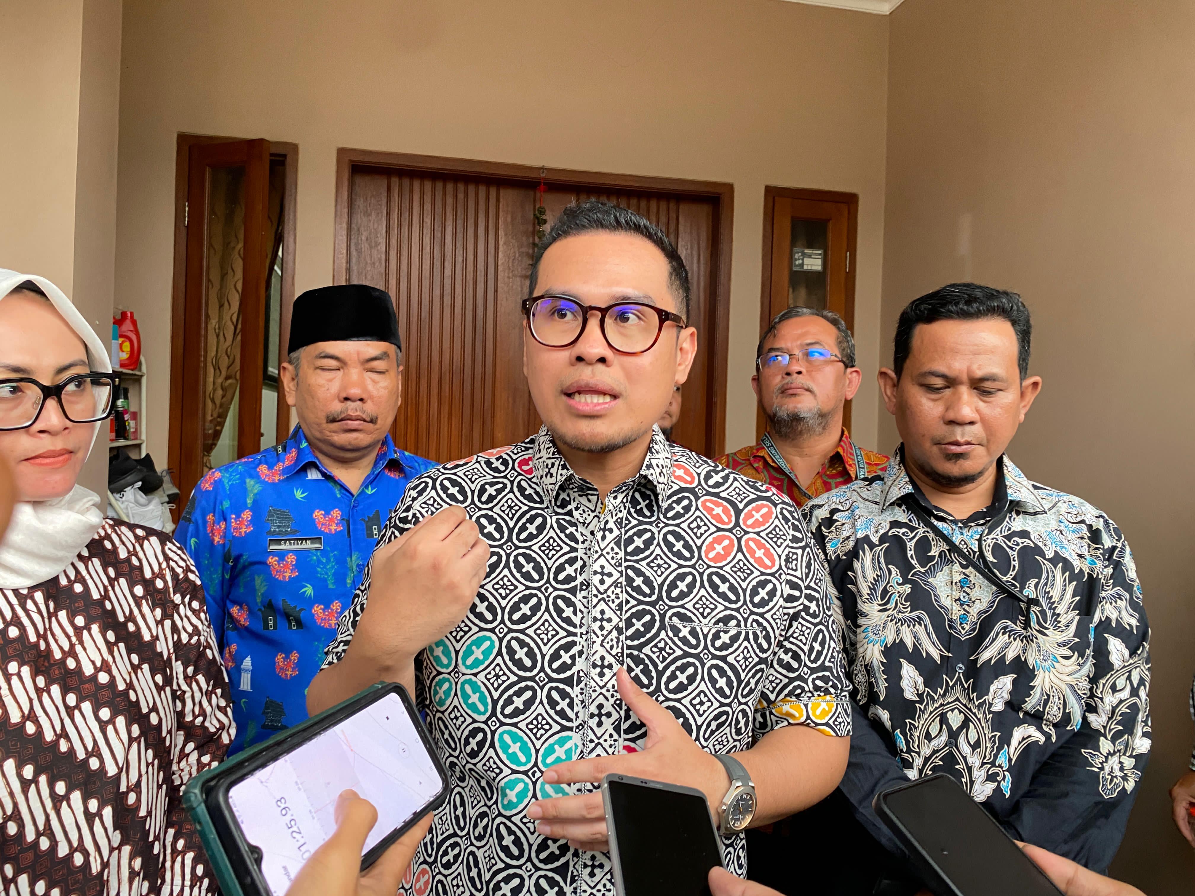 Wakil Wali Kota Tangsel Pilar Saga Ichsan (tengah) diwawancarai setelah mengunjungi kediaman siswi yang menjadi korban pelecehan seksual SMK Waskito, di Kelurahan Bambu Apus, Kecamatan Pamulang