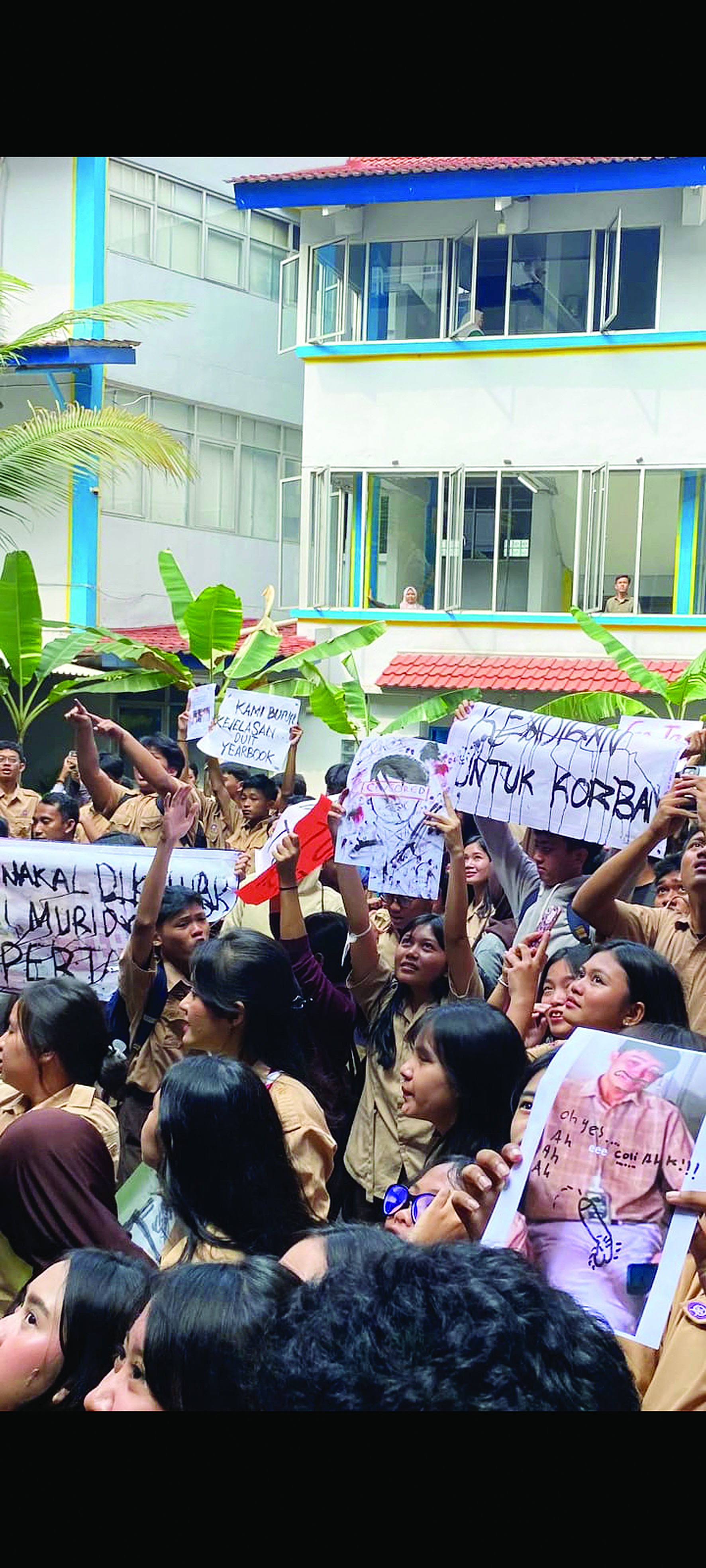 Siswa-siswi SMK Waskito berunjuk rasa meminta pihak sekolah untuk mengusut tuntas kasus dugaan pelecehan seksual Rabu (7/5).