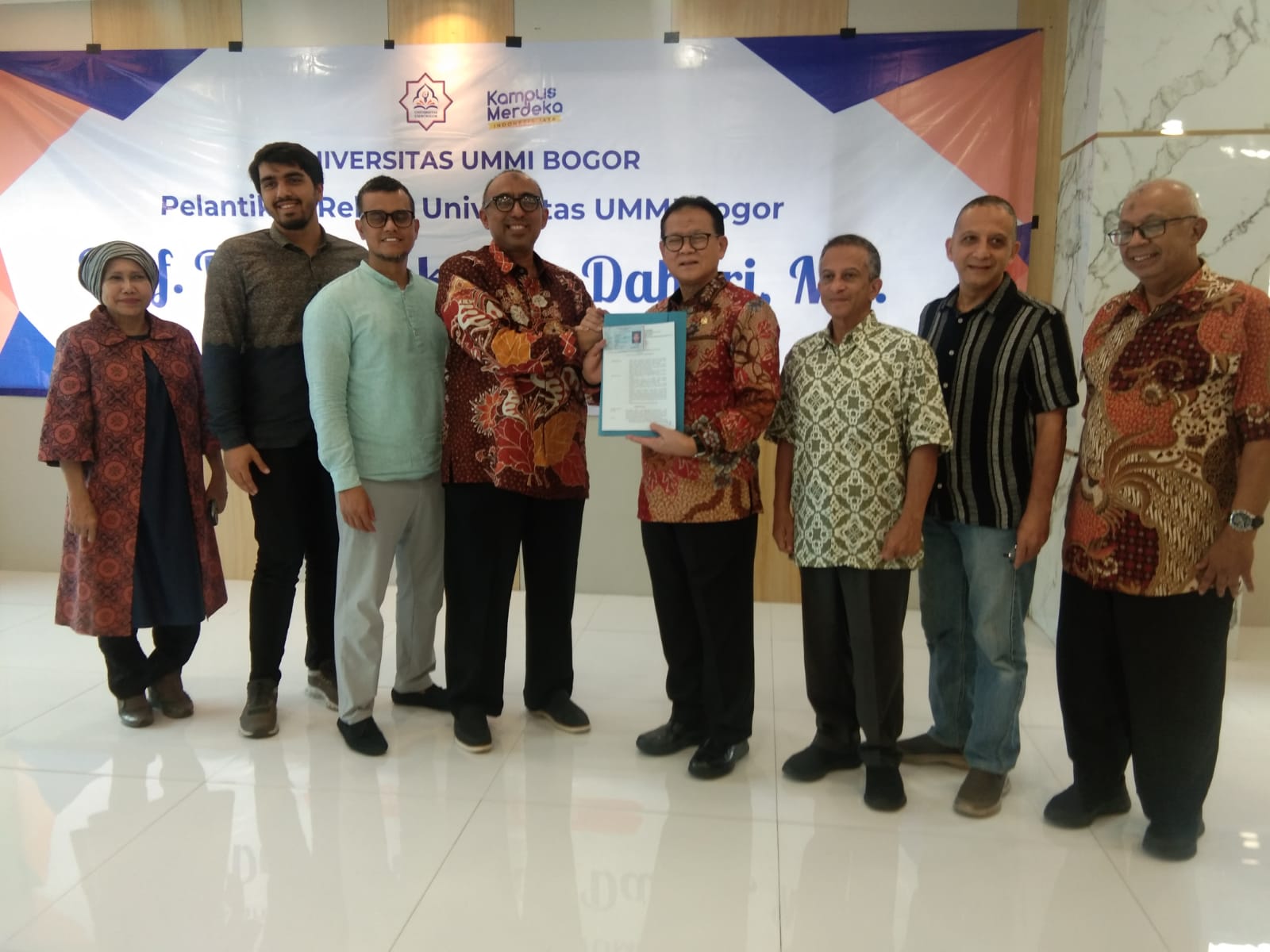 Ketua Dewan Pembina Yayasan Ciara Putri Ir. Fahmi Abdul Kadir Askar (lima dari kanan) menyerahkan SK Pengangkatan Rektor Universitas UMMI Bogor kepada Prof. Dr. Rokhmin Dahuri, MS. (empat dari kanan).