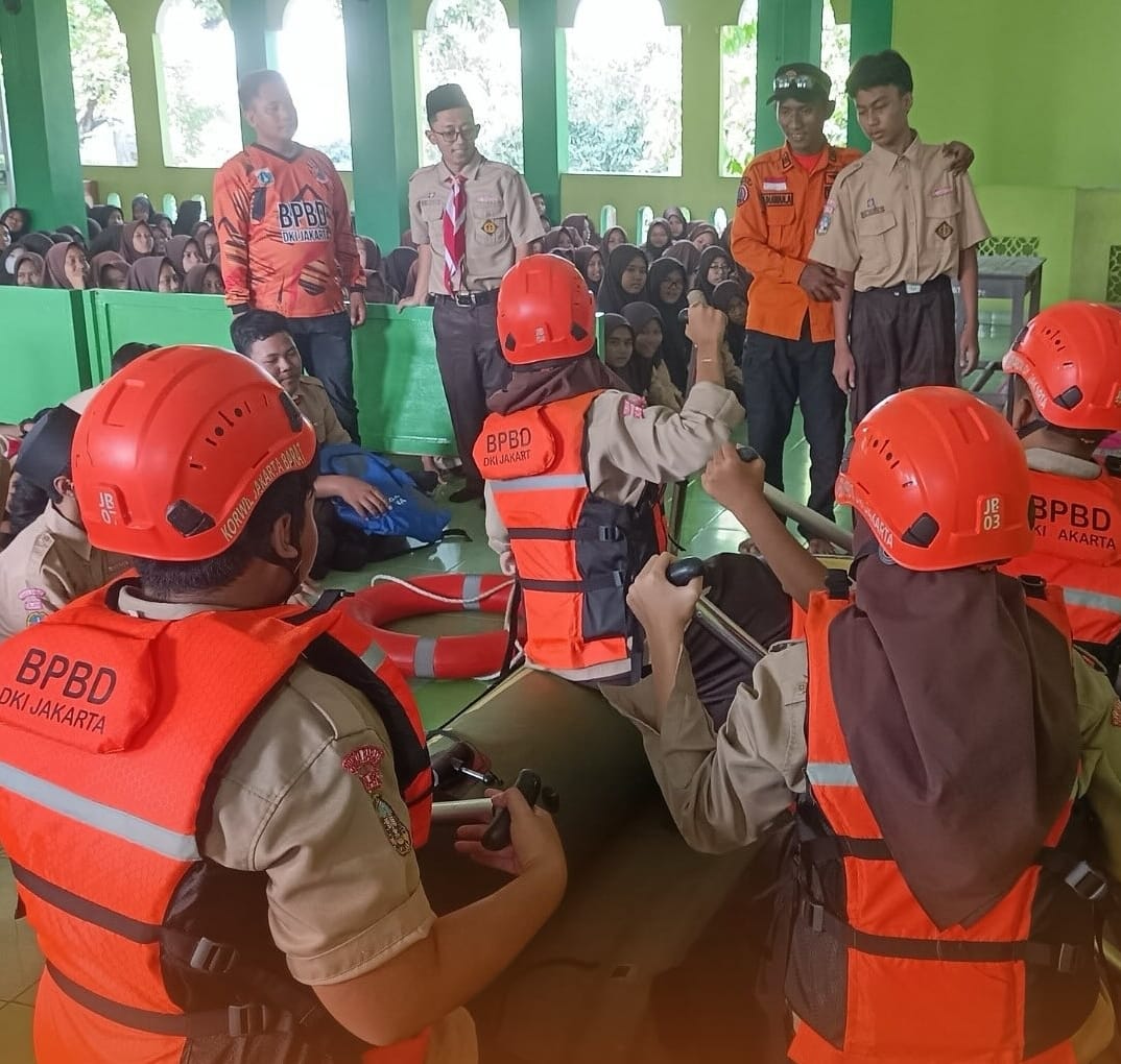 Personel BPBD DKI Jakarta mengikuti kegiatan simulasi penanganan bencana di Jakarta Barat. Mereka mengklaim telah melakukan langkah mitigasi potensi bencana sebagai dampak fenomena El Nino.