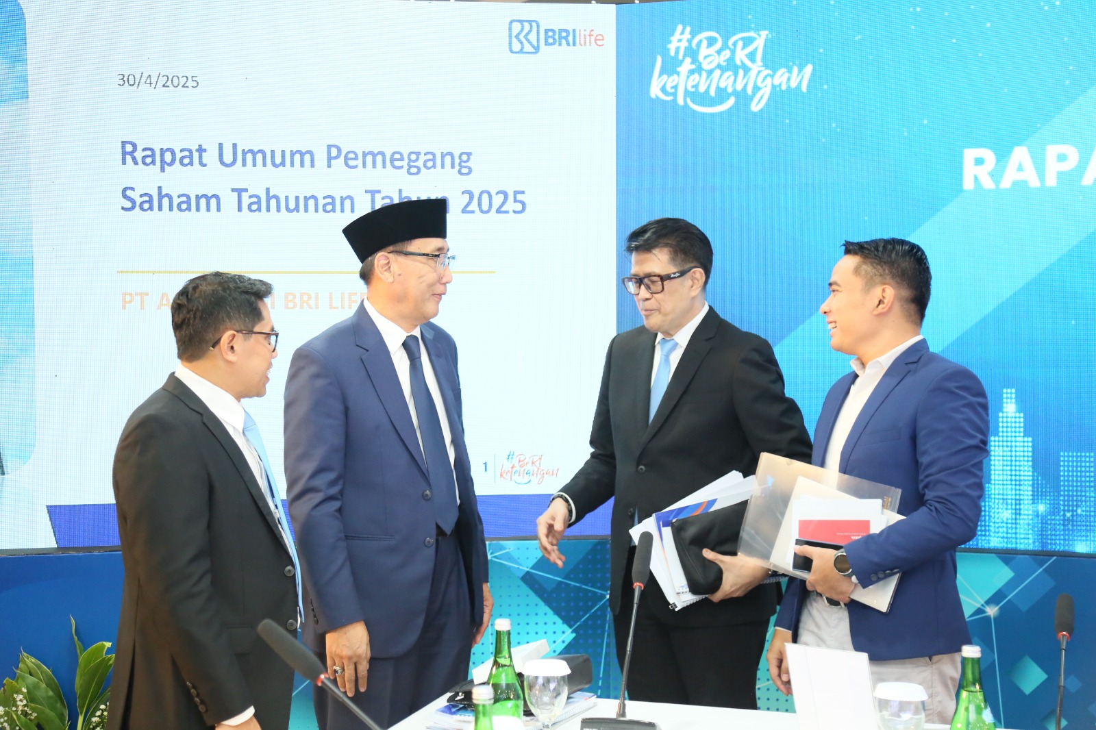 Direktur Utama BRI Life Aris Hartanto (kiri) saat mengikuti RUPS.