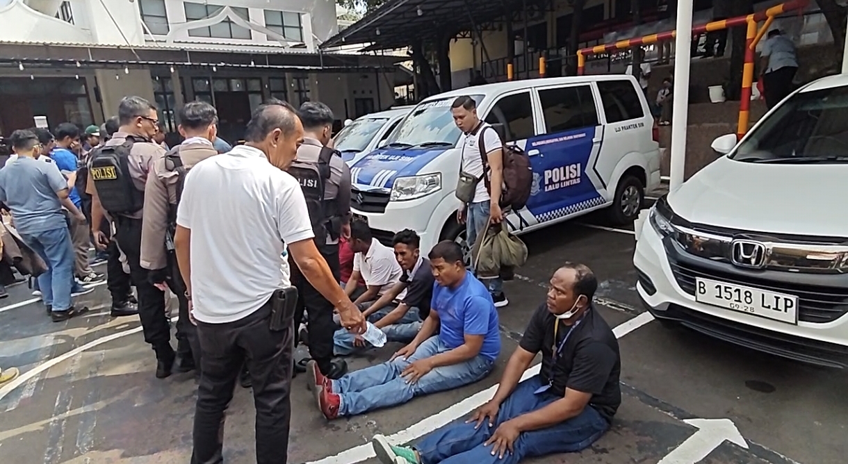 Polres Metro Depok Tangkap 7 Debt Collector, Satu Senpi Ikut Diamankan