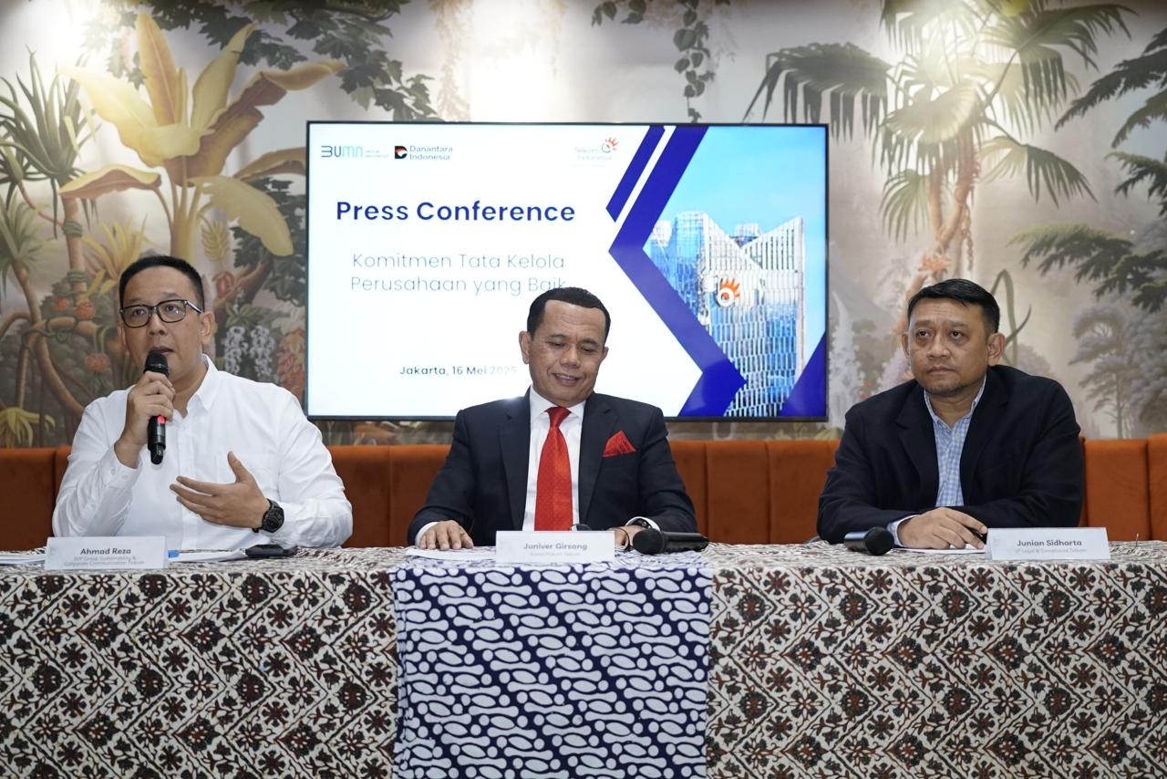 SVP Group Sustainability & Corporate Communication PT Telkom Indonesia, Ahmad Reza (kiri) saat memberikan keterangan pers kepada wartawan terkait penegakan hukum di PT Telkom.