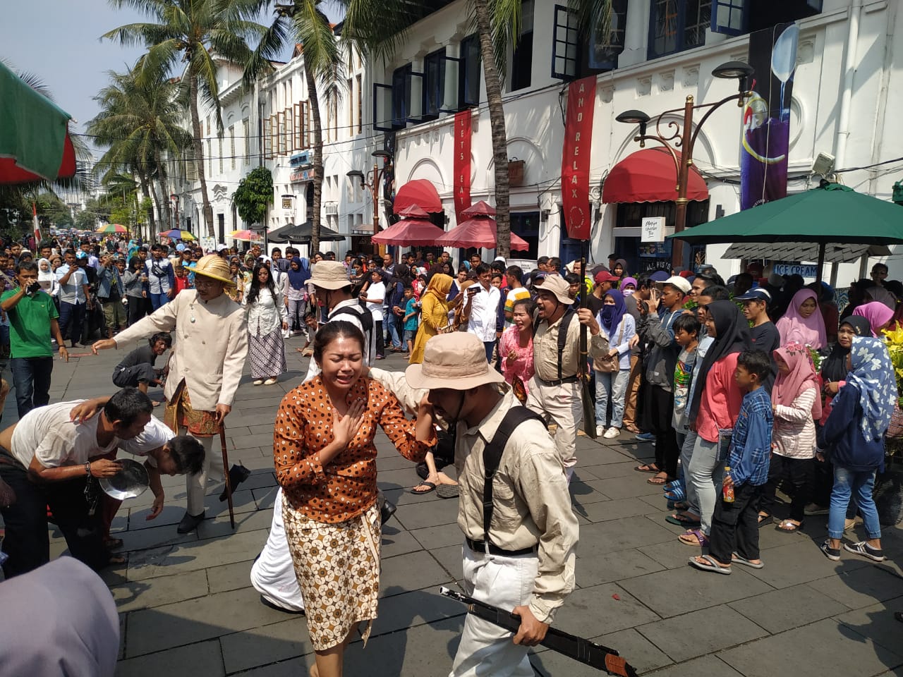 Para pemuda menampilkan opra di depan Museum Sejarah saat hari libur akhir pekan.