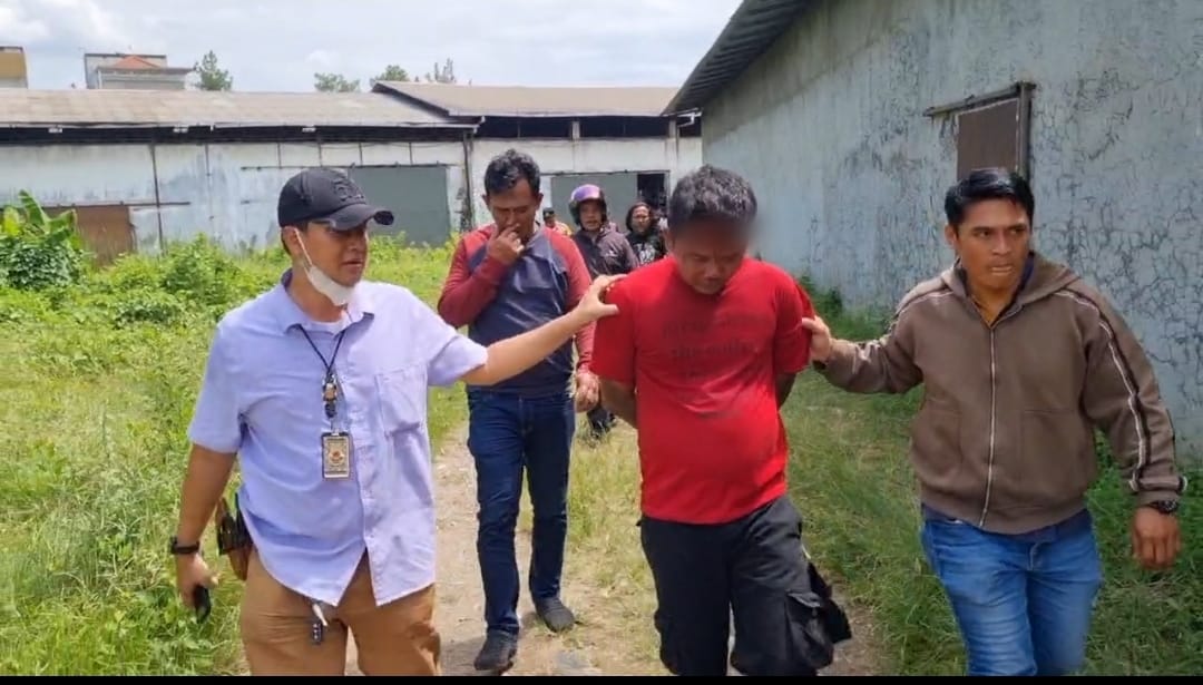 Residivis berinisial RM (tengah) ditangkap satuan reskrim Polsek Cengkareng, Jakarta Barat.