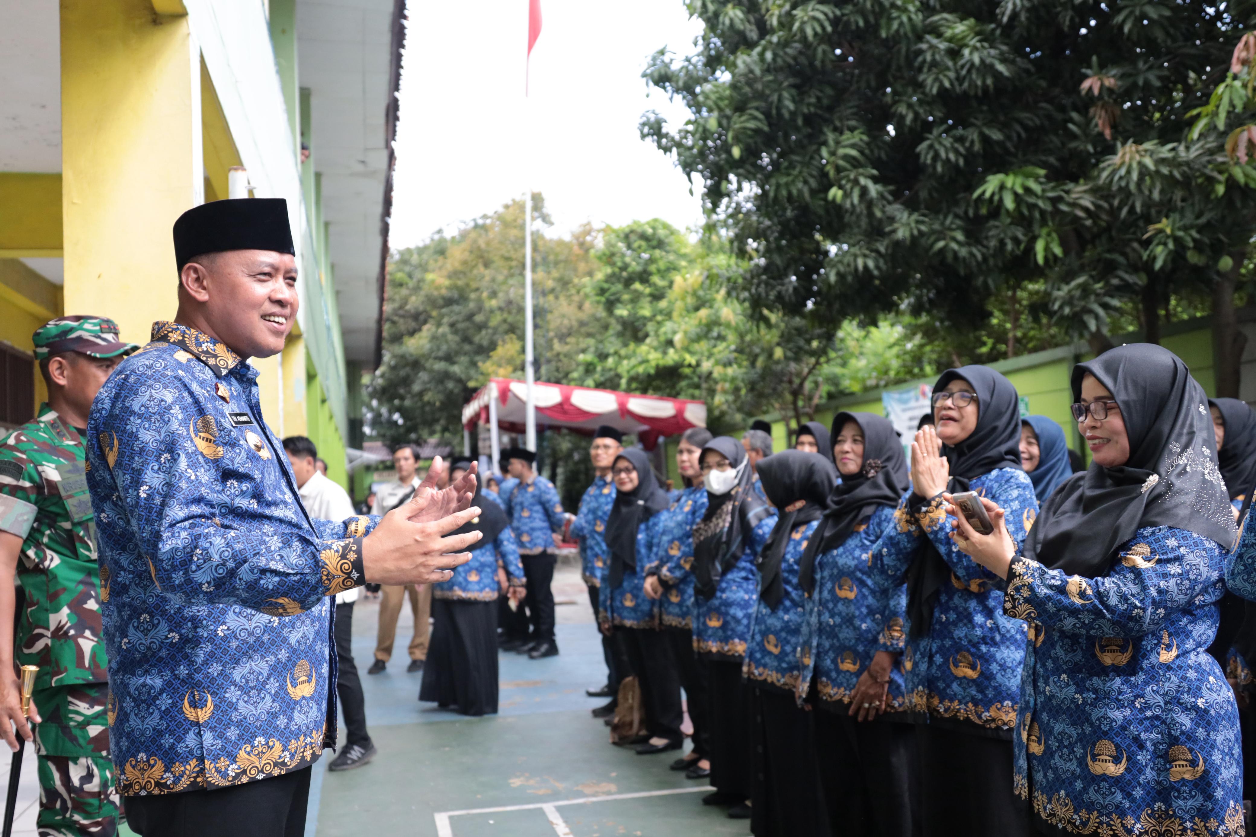 Wali Kota Bekasi Tri Adhianto berdiskusi dengan para guru setelah sidak ke SDN Margahayu II dan VIII.