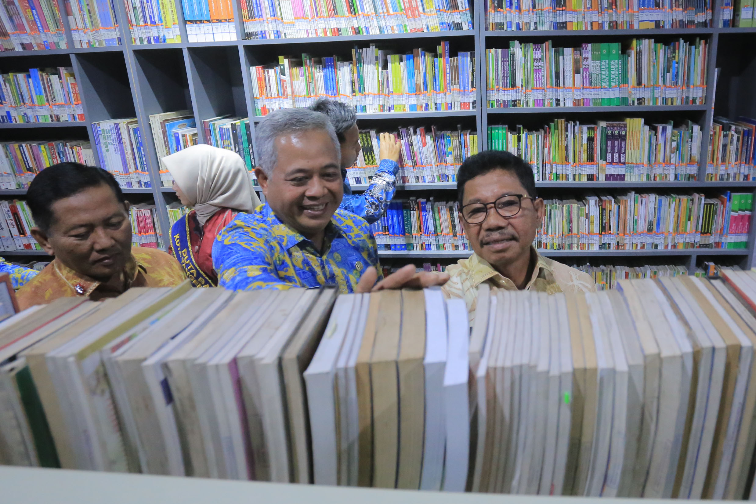 Wali Kota Tangerang Sachrudin (kanan) melihat buku di Perpusda Kota Tangerang.