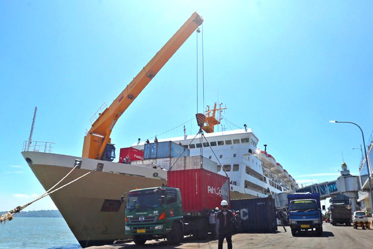 Aktivitas bongkar muat kapal Pelni KM Nggapulu ke truk trailer di Pelabuhan Tanjung Perak. Industri maritim Indonesia memiliki potensi besar yang menjanjikan.