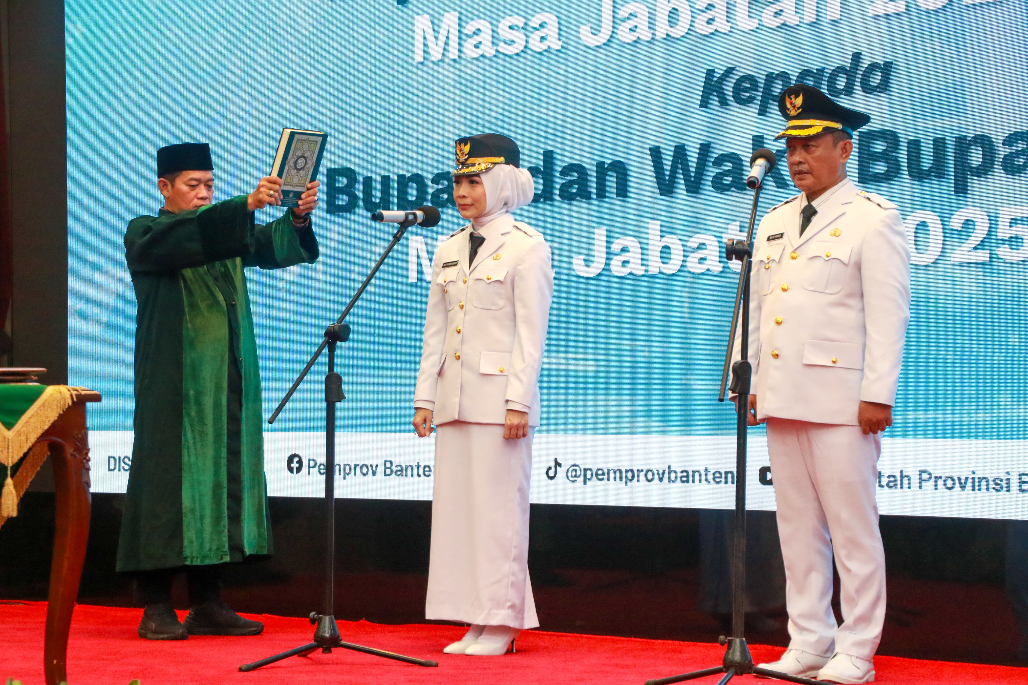 Ratu Rachmatuzakiyah dan M.Najib Hamas resmi dilantik sebagai bupati dan wakil Bupati Serang periode 2025&ndash;2030 oleh Gubernur Banten Andra Soni di Pendopo Gubernur Banten Selasa (27/5).
