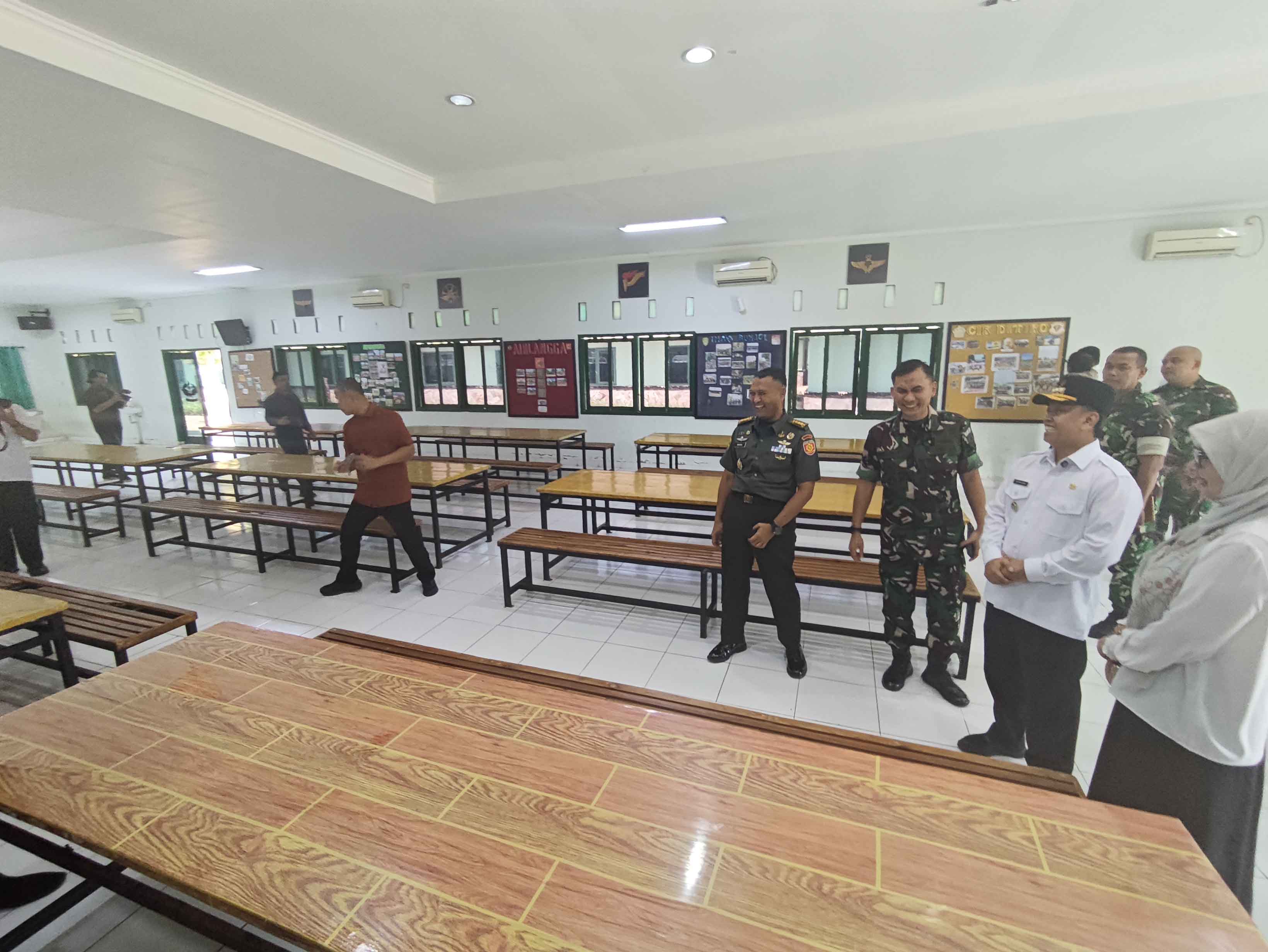 Wali Kota Depok Supian Suri meninjau barak yang nantinya digunakan untuk program bela negara di Divisi 1 Kostrad.