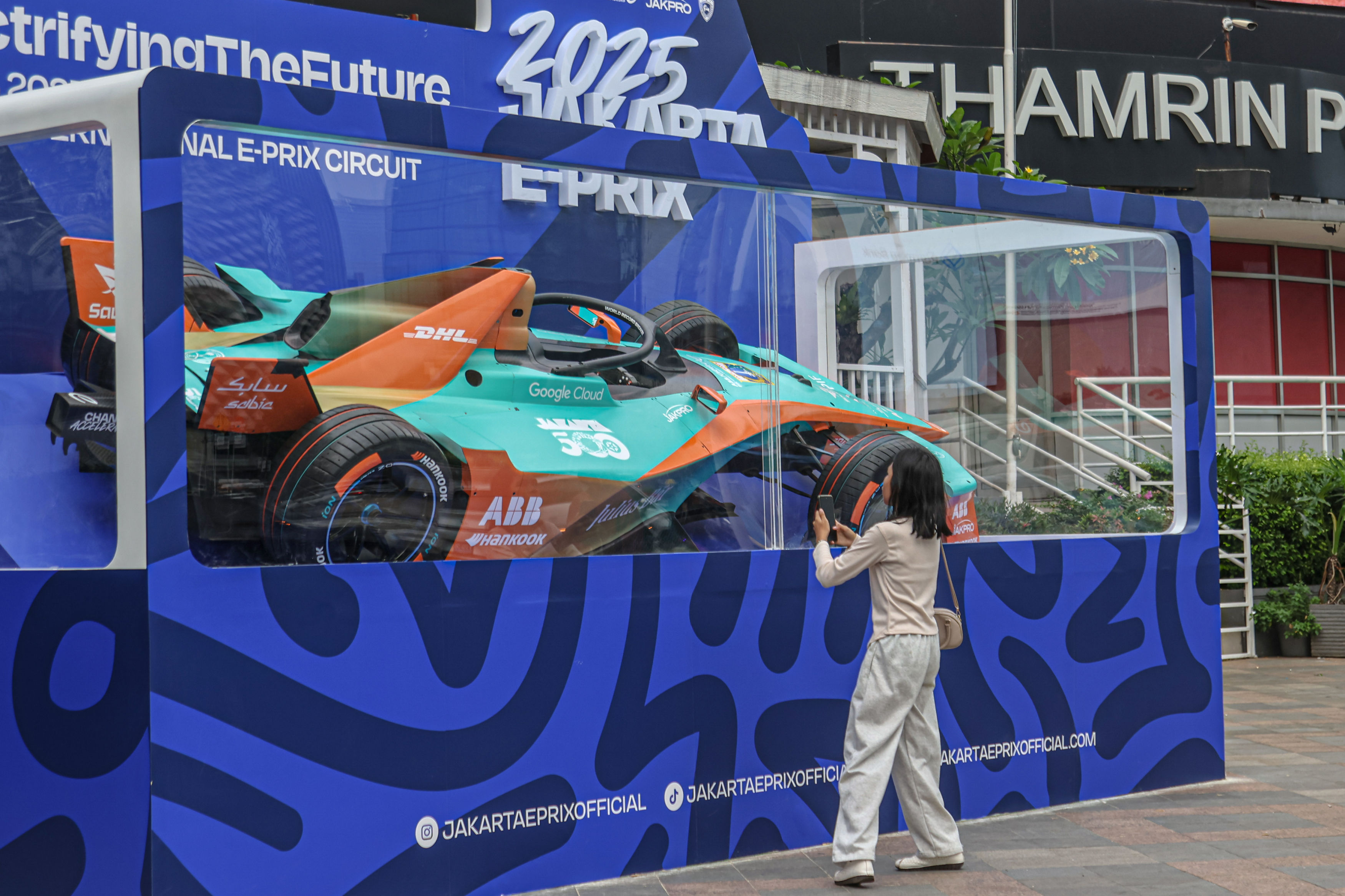 Jelang Jakarta E-Prix, Hadirkan Replika Gen3 Evo di Bundaran HI