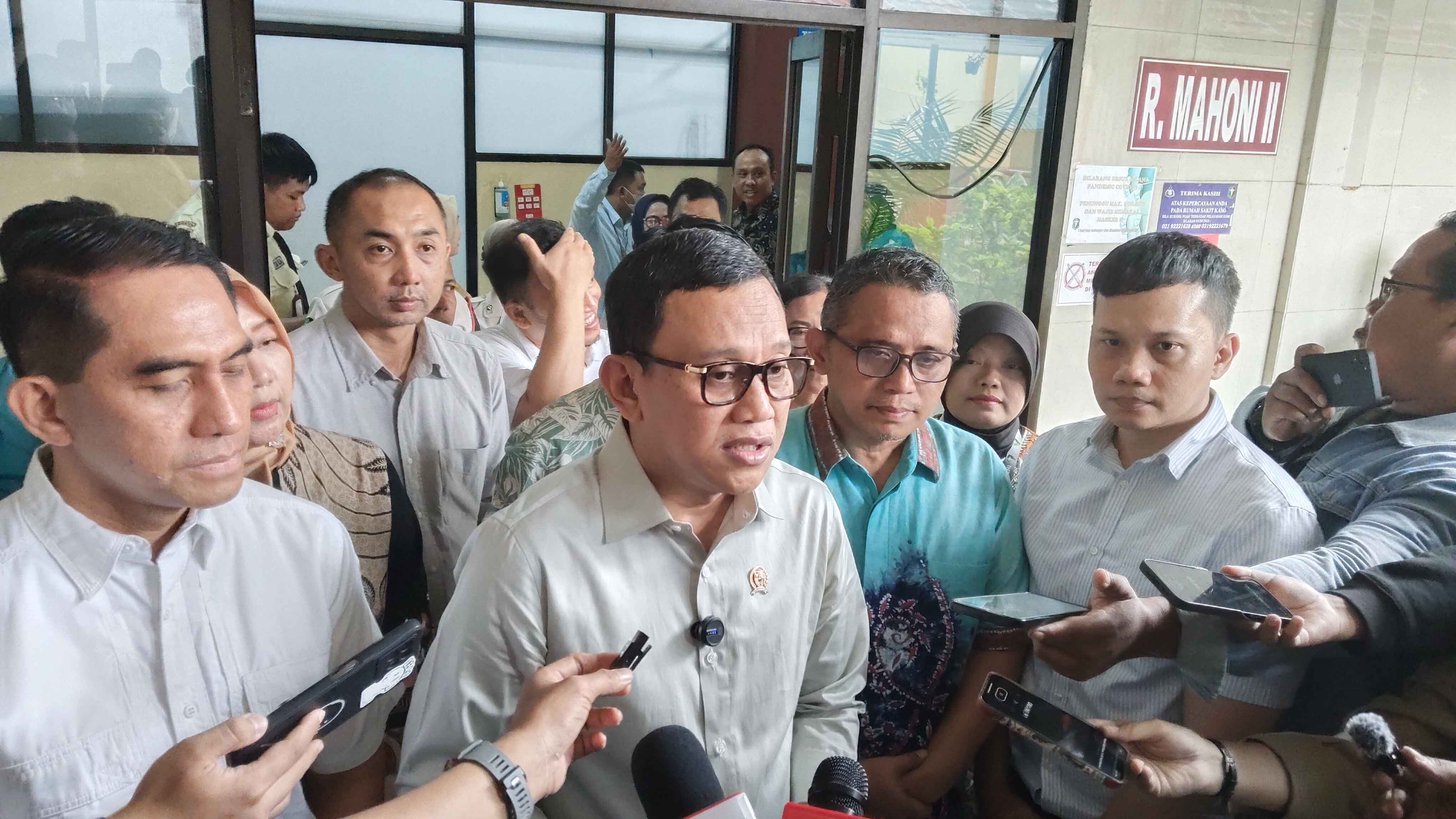 Menteri P2MI Abdul Kadir Karding memberikan keterangan terkait perlindungan pekerja migran.