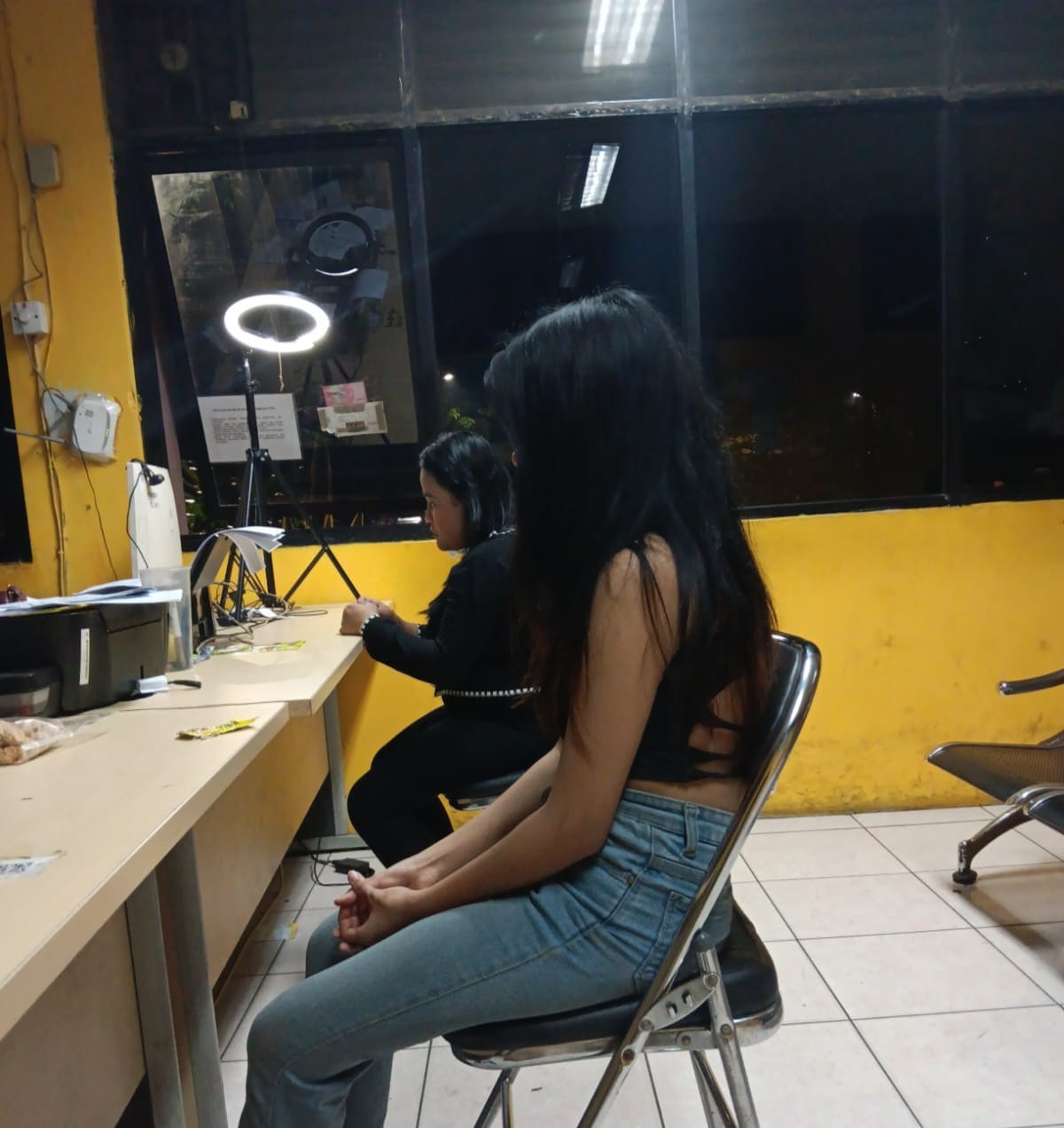 Dua perempuan yang diduga PSK dimintai keterangan di kantor Satpol PP Jakarta Selatan.