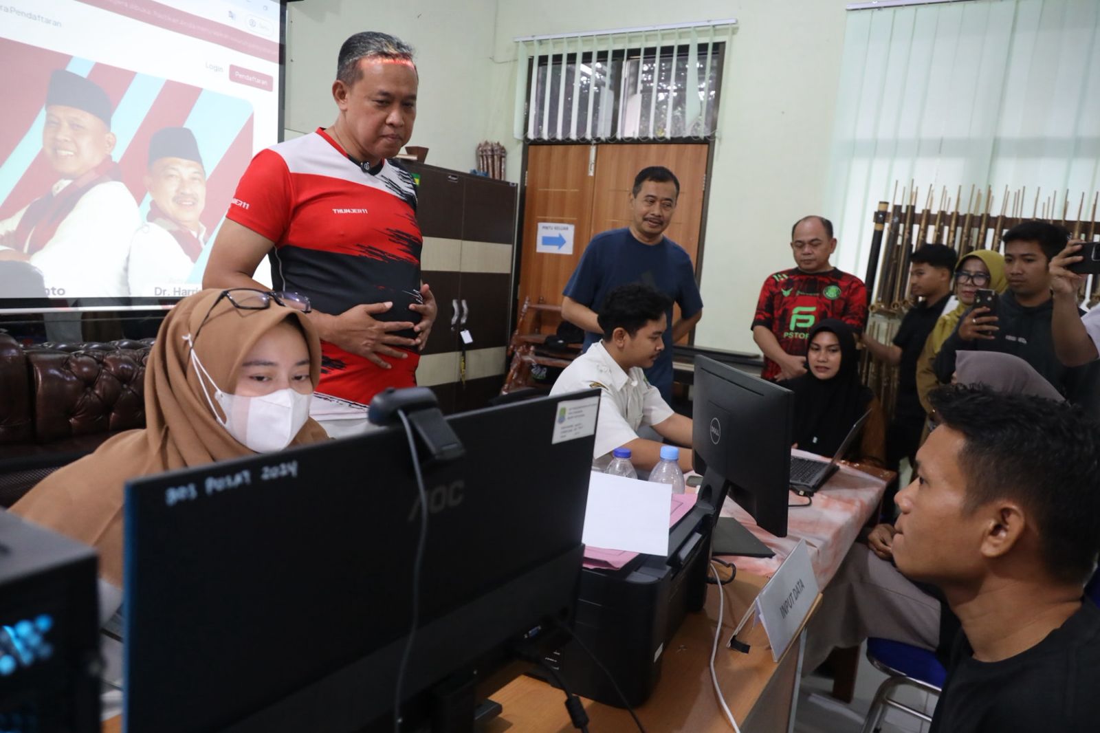 SPMB Bikin Bingung, Tri Turun ke Sekolah karena Laman Pendaftaran 2025 Dikeluhkan Orang Tua Calon Siswa