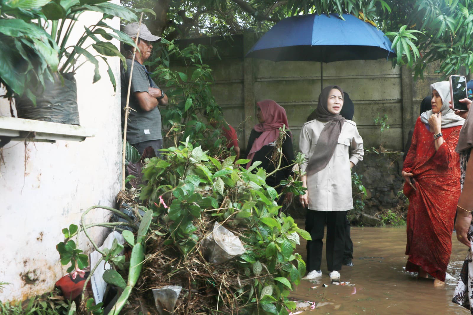 Bupati Serang Ratu Rachmatuzakiyah, turun langsung ke lokasi banjir untuk meninjau kondisi terkini salah satunya di Kampung Mekarsari, Desa Margasari.