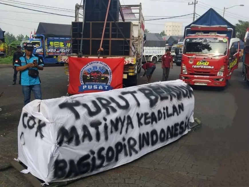 Para sopir truk seluruh Indonesia menolak penyelesaian Zero ODOL (Over Dimension Overloading).