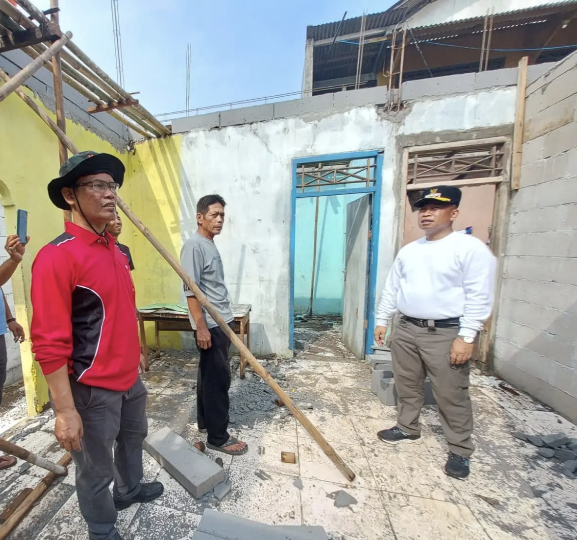 Wali Kota Depok Supian Suri (kanan) menyaksikan rumah rusak karena terkena angin puting beliung di Kecamatan Tapos.
