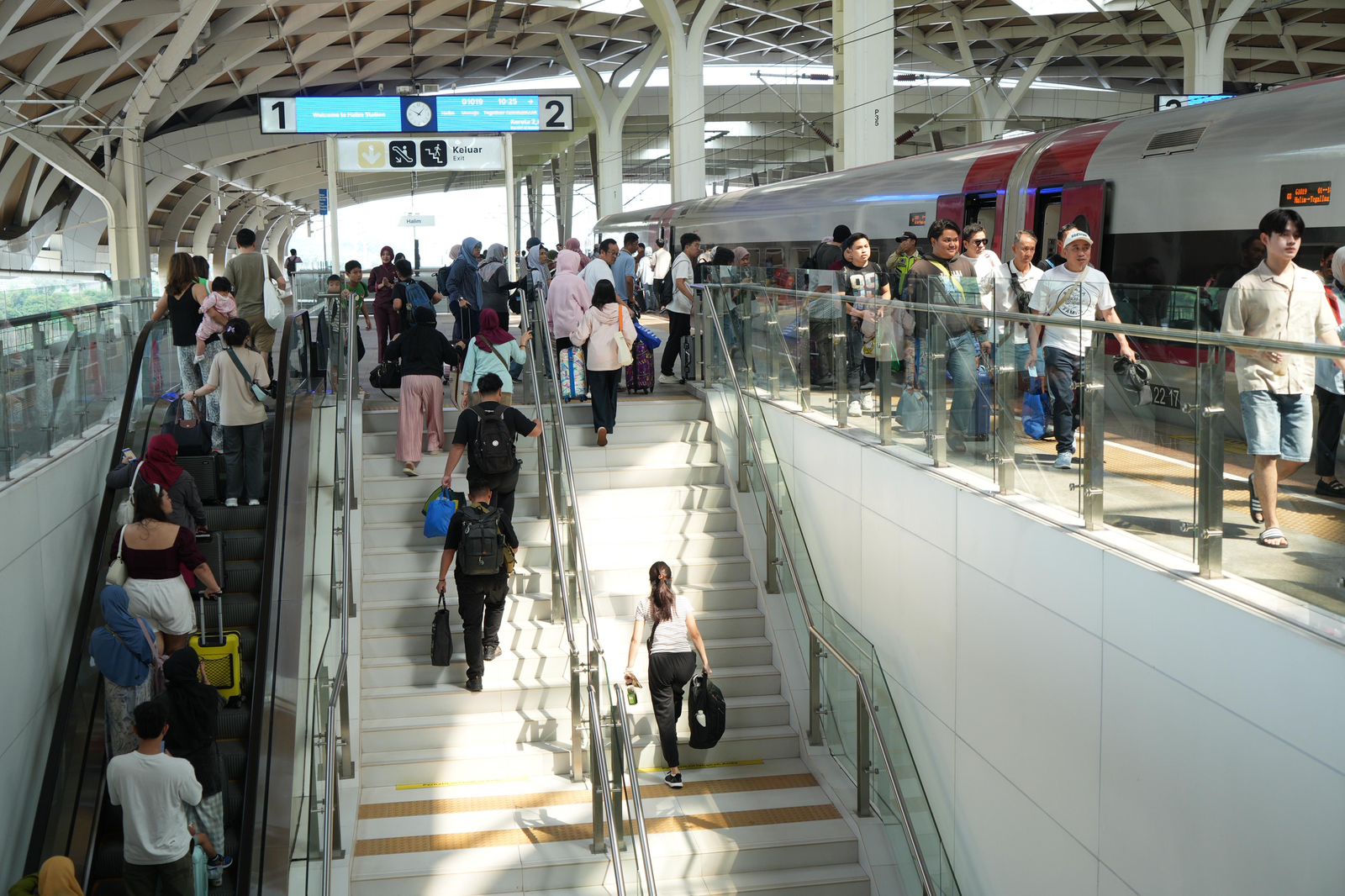 Para penumpang Kereta Cepat Whoosh memadati Stasiun Whoosh Halim, Jakarta Timur.