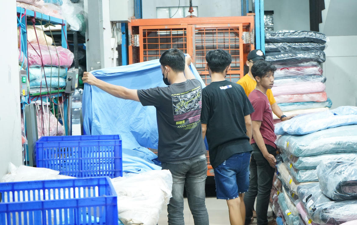 Para pekerja Focus Textile tetap kompak bekerja.