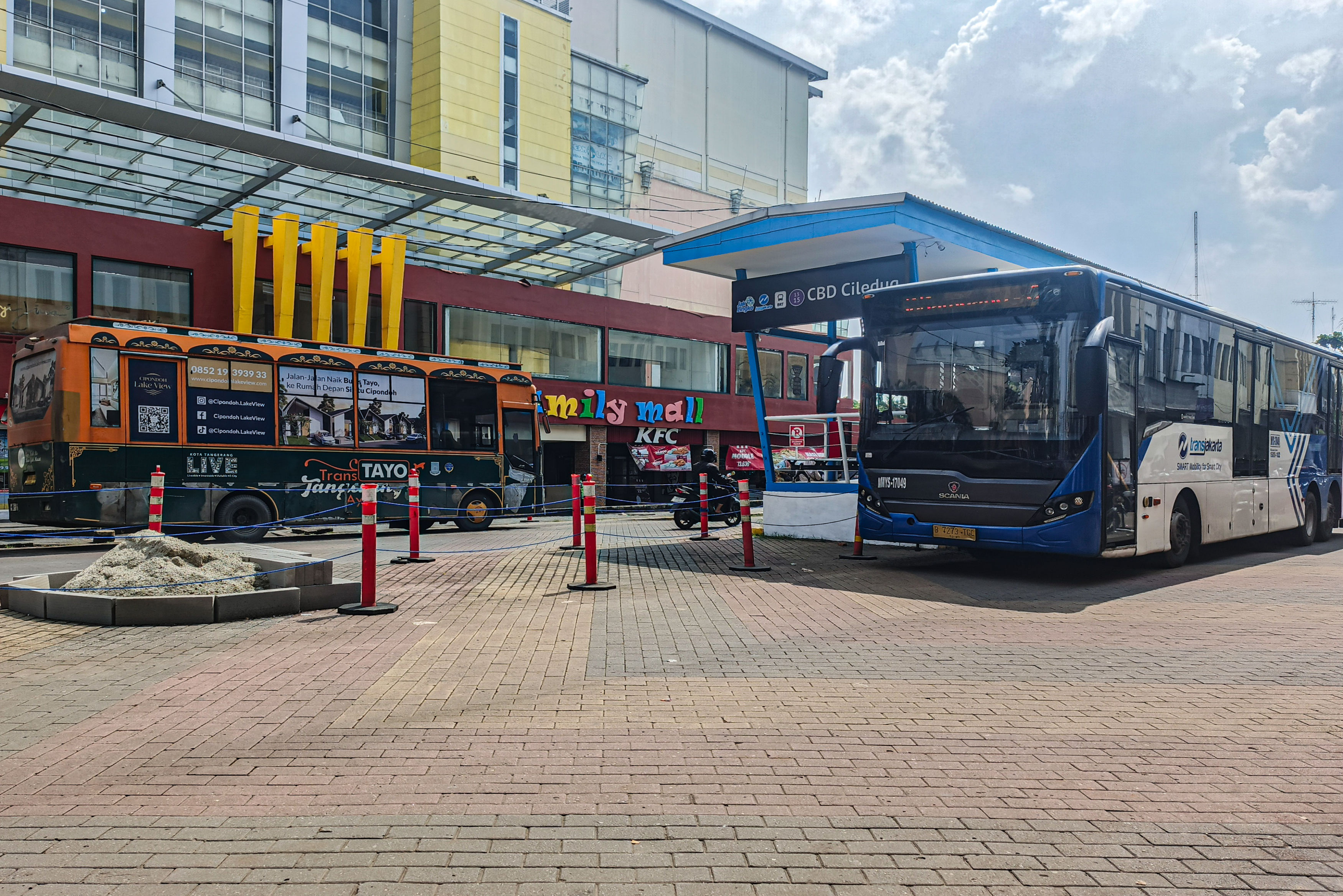 Bus Transjabodetabek melewati Halte Transjakarta CBD Ciledug, Kota Tangerang. PT Transjakarta memperpanjang rute layanan untuk memudahkan masyarakat di kawasan penyangga Jakarta.