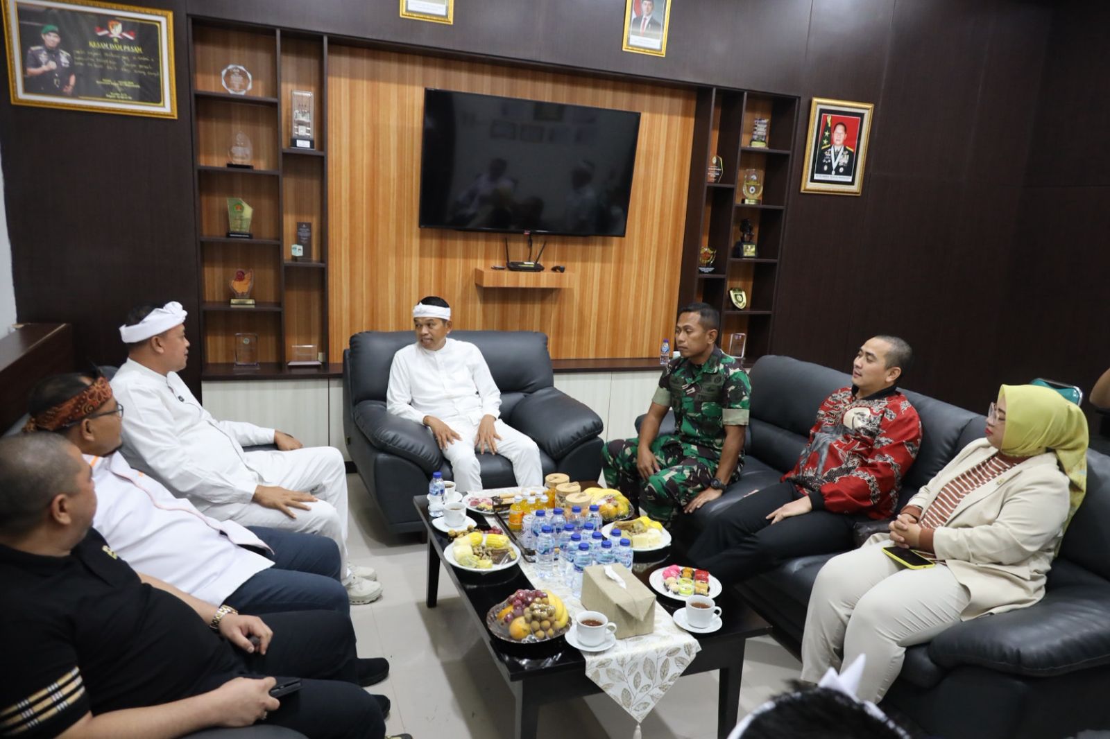 Wali Kota Bekasi Tri Adhianto (kiri depan) menyambut Gubernur Jawa Barat Dedi Mulyadi di ruang kerjanya.