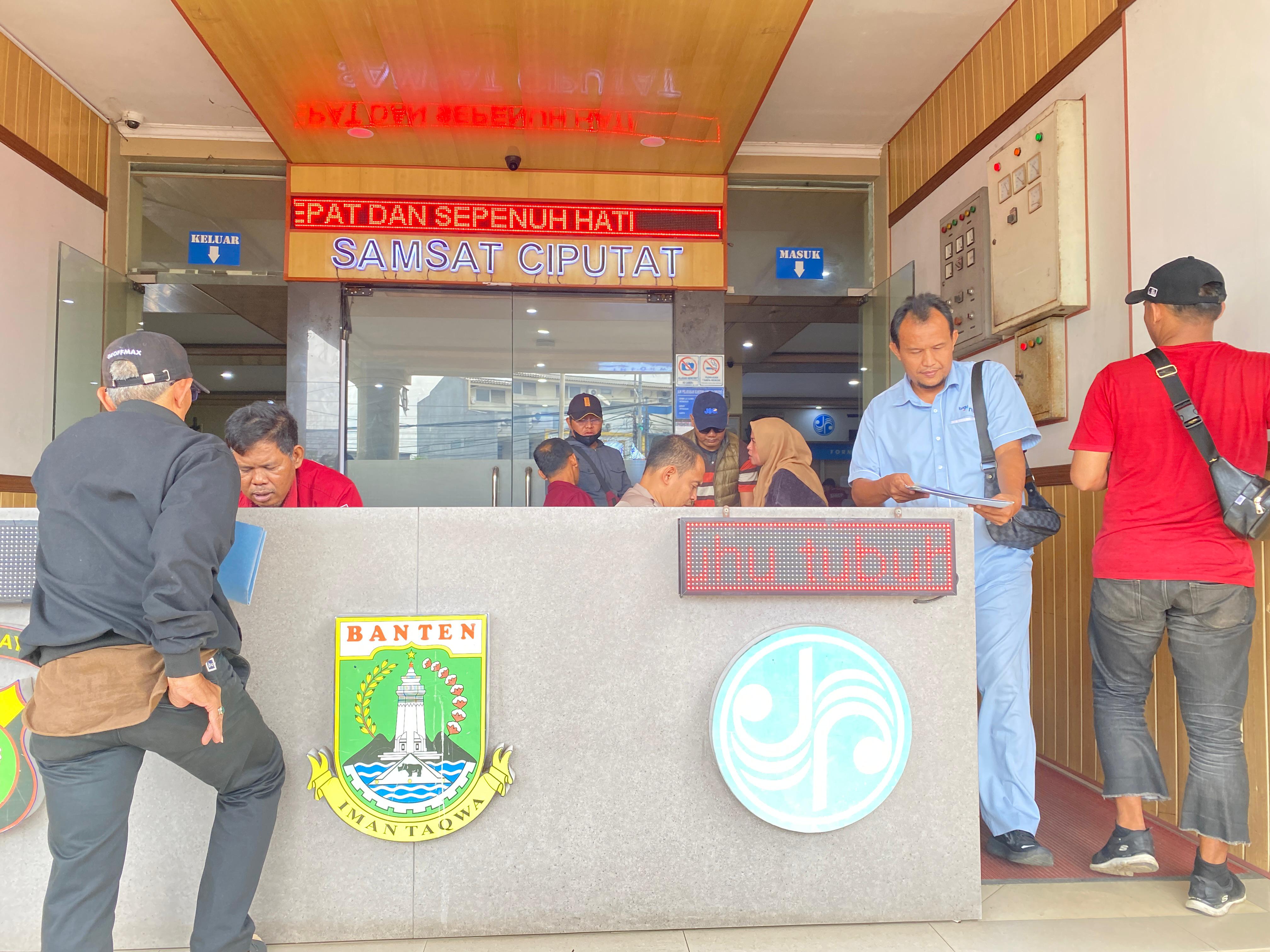 Masyarakat melakukan proses pembayaran pajak kendaraan di Samsat Ciputat, Senin (30/6).