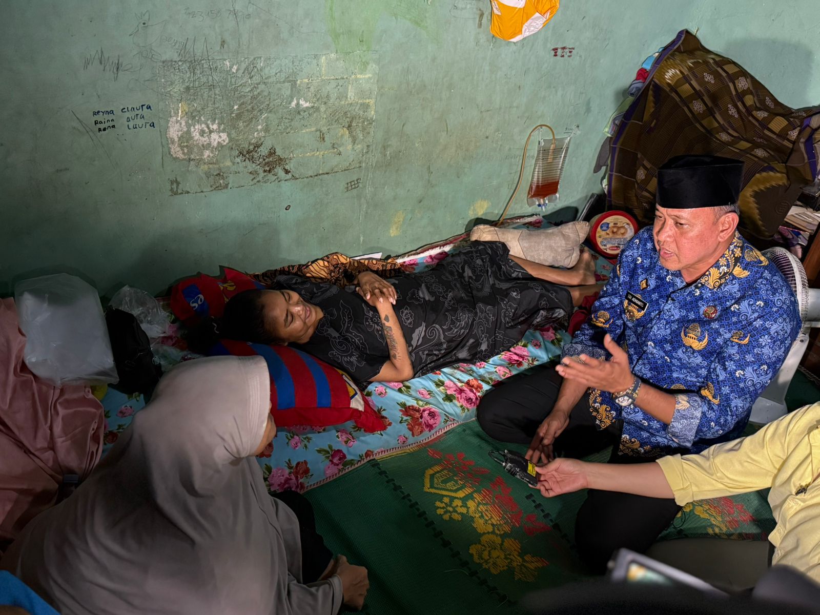 Wali Kota Bekasi Tri Adhianto mendatangi rumah Ratih Raynada, warga yang dikabarkan sakit parah usai perawatan di RSUD dr. Chasbullah Abdulmadjid.
