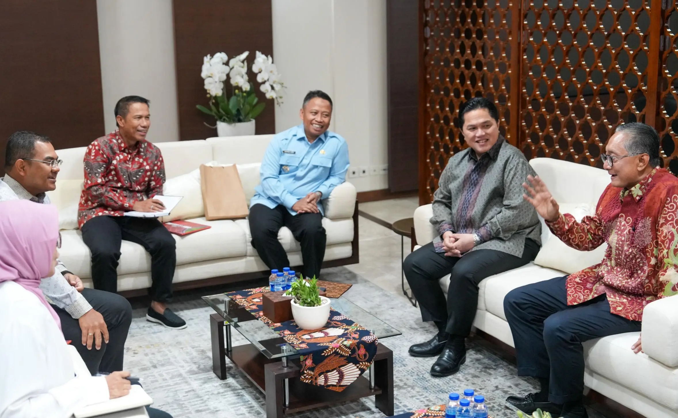 Wali Kota Depok Supian Suri (tiga dari kiri), menemui Menteri BUMN Erick Thohir (dua dari kanan) dan Menteri Pekerjaan Umum Dody Hanggodo (kanan) untuk menyampaikan sejumlah usulan pembangunan.