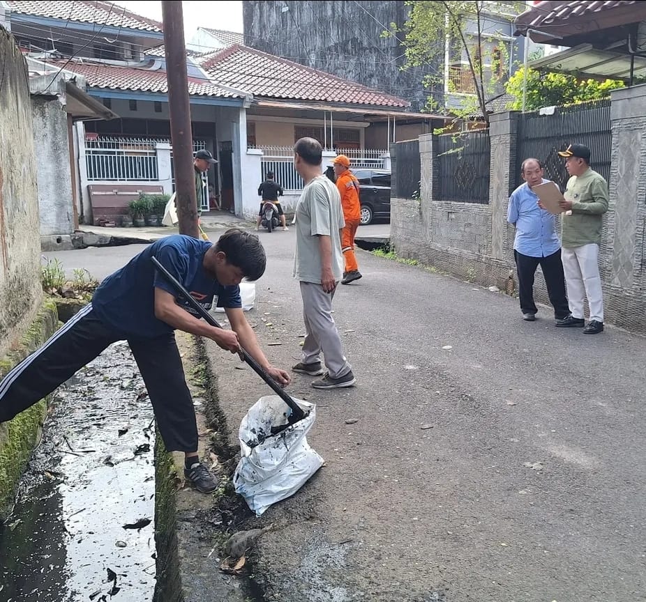Petugas PPSU menjalani tes di Kelurahan Papanggo, Jakarta Utara.