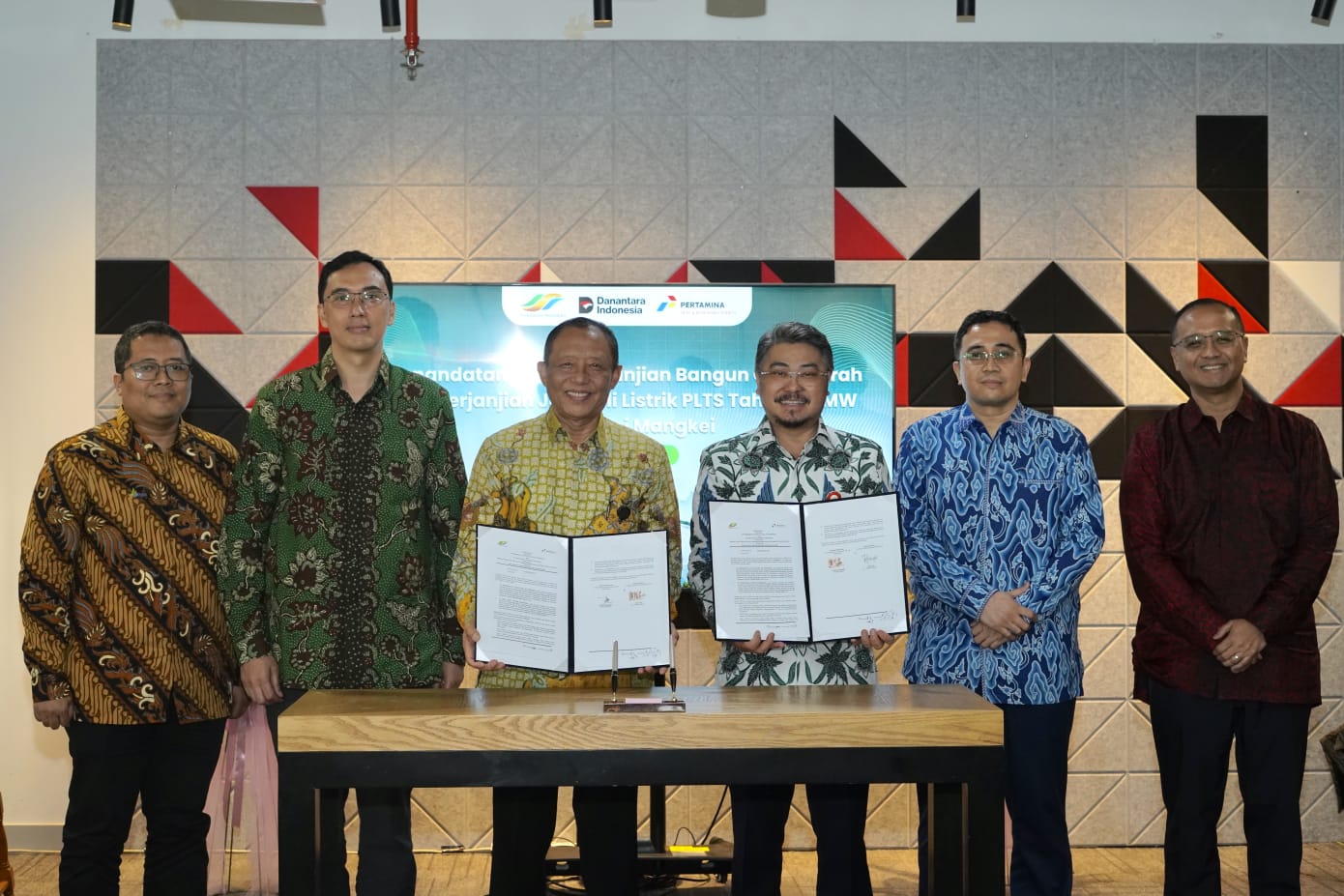 PT Perkebunan Nusantara III (Persero), bersama Pertamina New & Renewable Energy (Pertamina NRE), kembangkan Pembangkit Listrik Tenaga Surya.