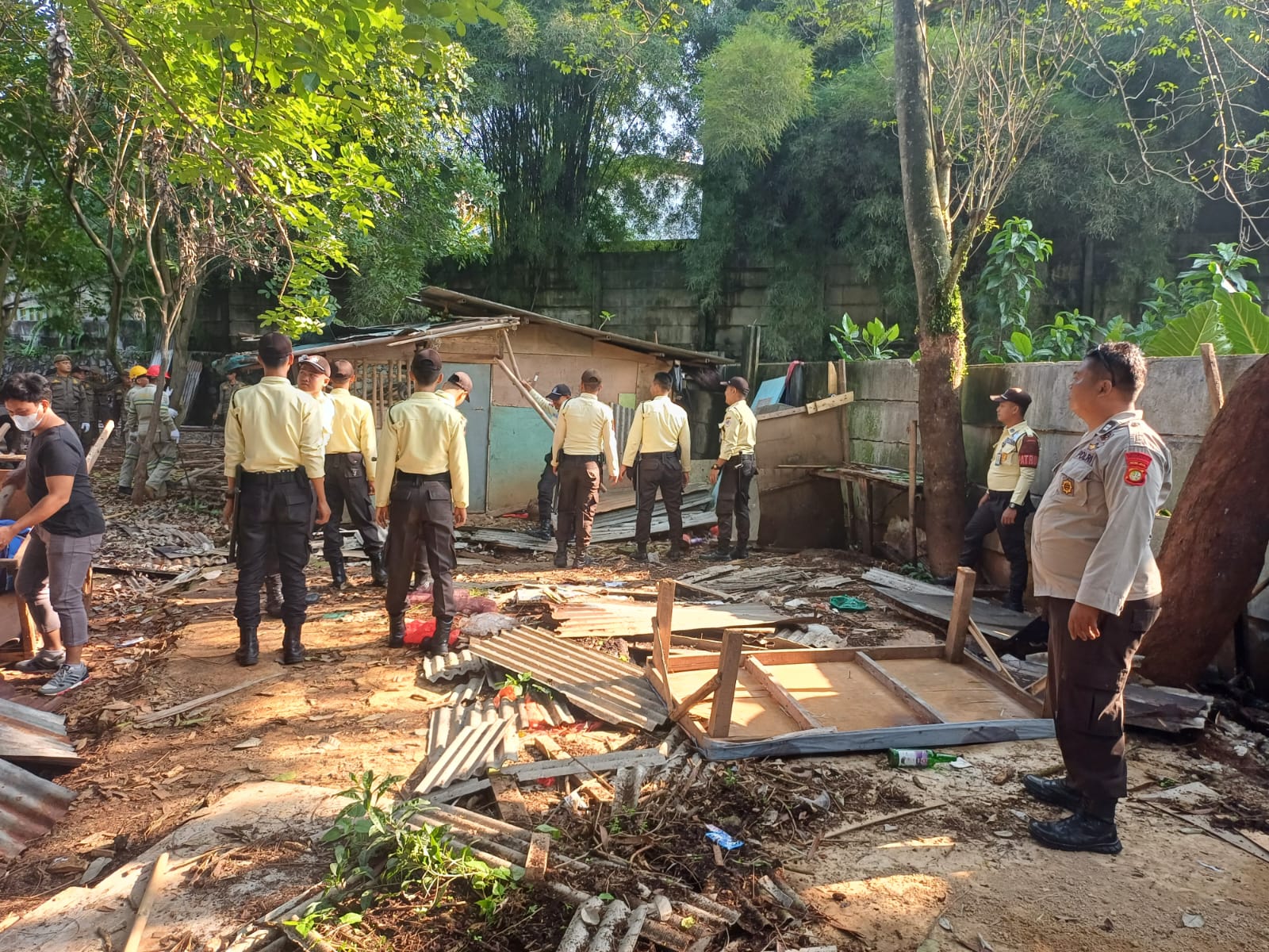 Petugas gabungan menertibkan bangunan liar di Kampung Ranca Saga Batu Belah, Setu, Kota Tangsel.