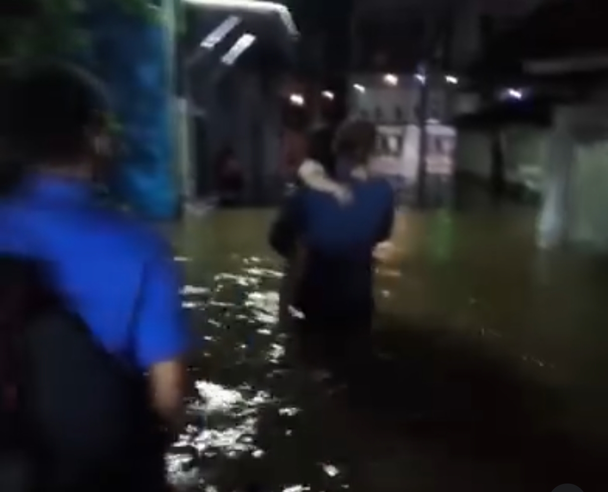 Petugas Damkar Depok mengevakuasi warga dari banjir yang terjadi di kawasan Mekarsari.
