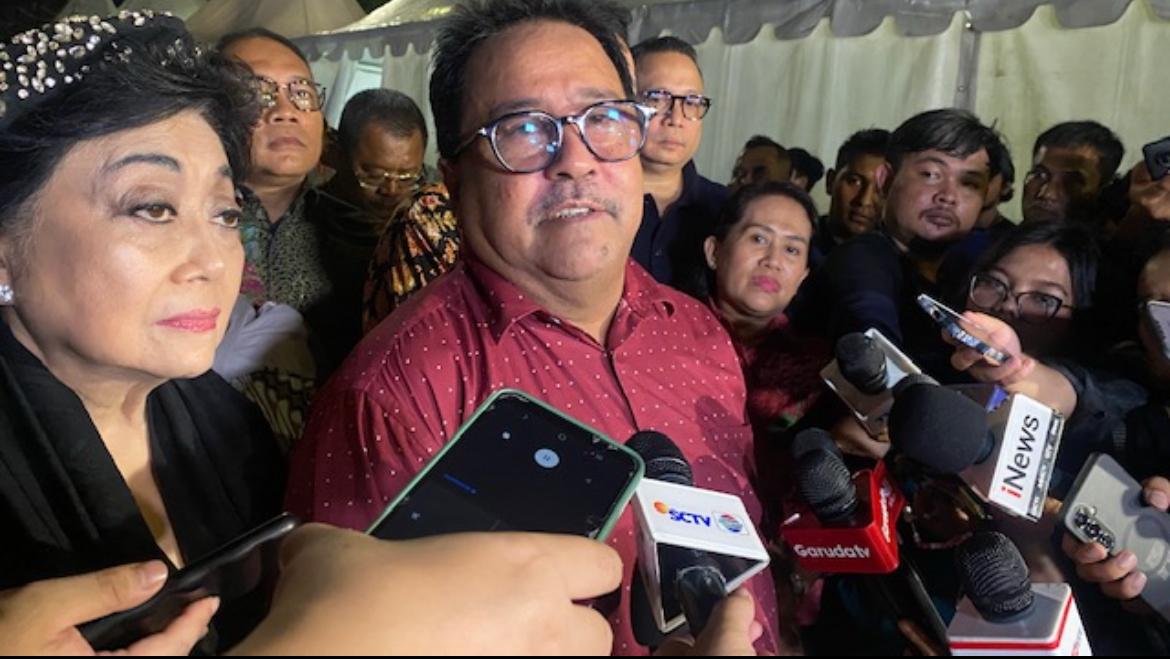 Wakil Gubernur DKI Rano Karno diwawancarai setelah menutup acara Jakarta Fair Minggu (13/7).