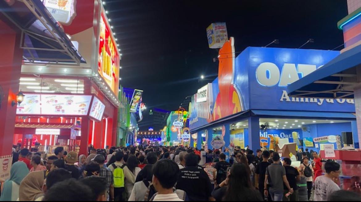 Suasana Pekan Raya Jakarta atau yang dikenal dengan Jakarta Fair, Minggu (13/7).