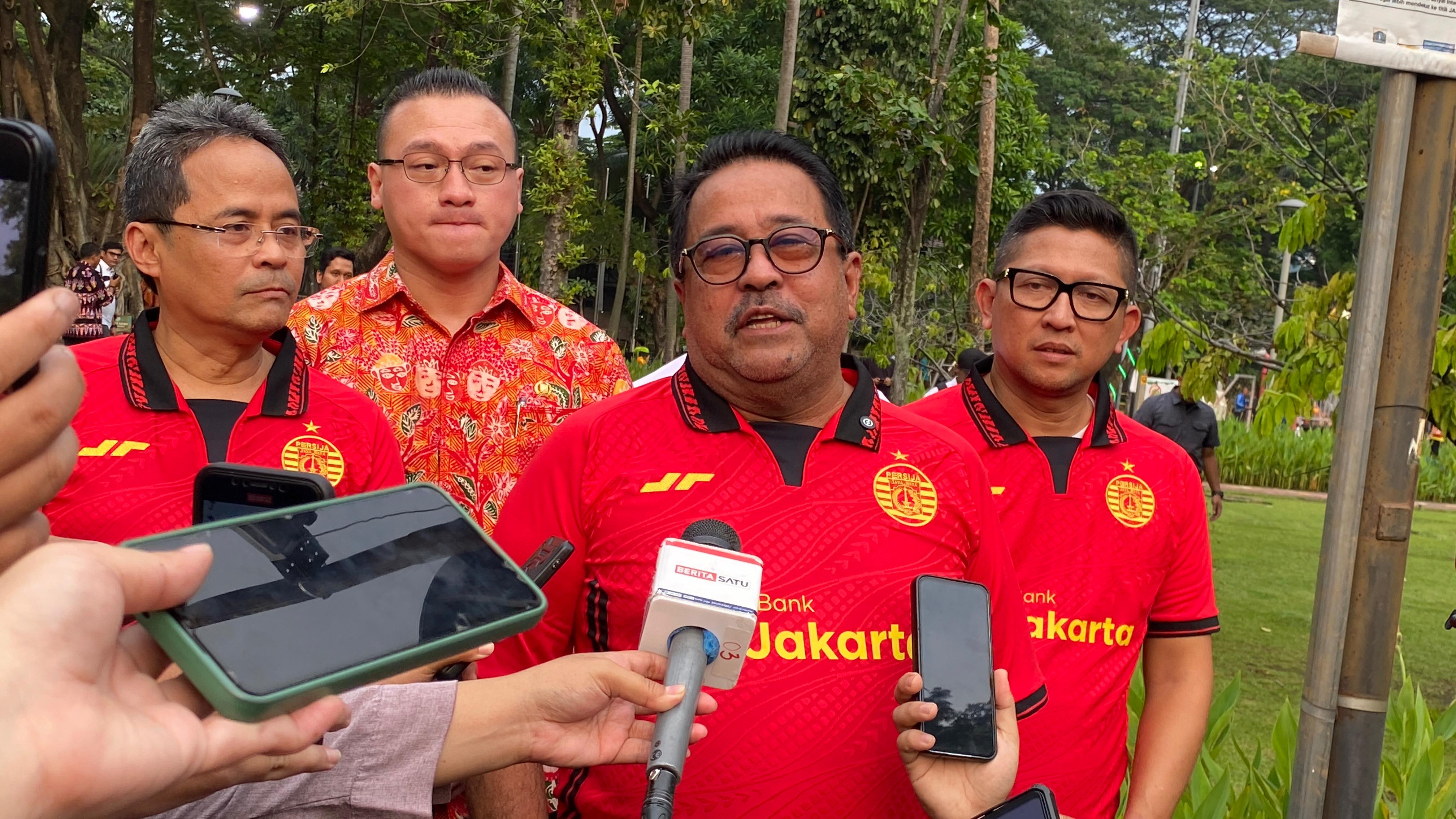 Wakil Gubernur DKI Rano Karno (tengah) memberikan keterangan kepada awak media terkait dukungan Bank Jakarta kepada Persija untuk mengarungi kompetisi I-League Super Liga 2025&ndash;2026.