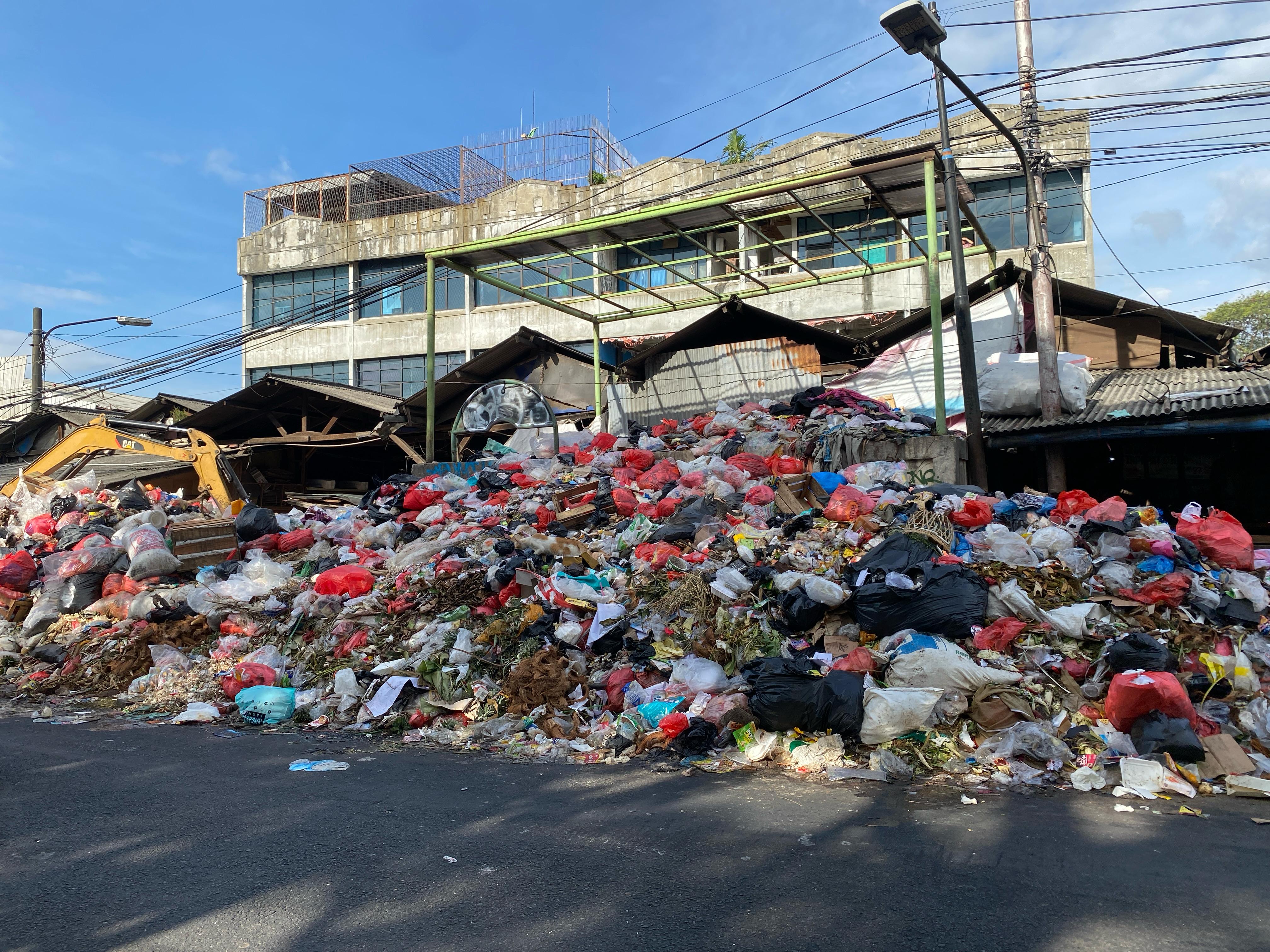 Penumpukan sampah tampak terlihat di Pasar Cimanggis, Ciputat, Kota Tangsel. Kondisi tersebut dampak dari TPA Cipeucang, yang sudah overload.