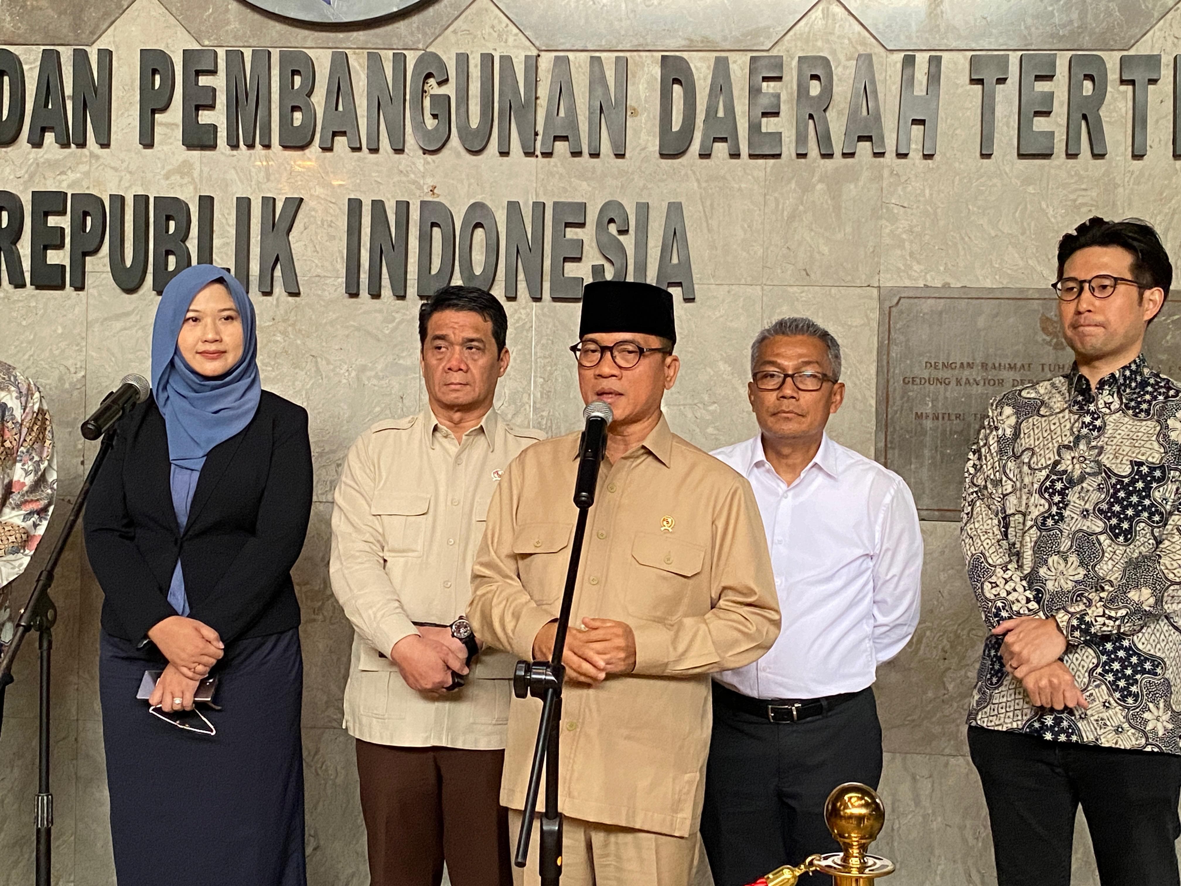 Mendes PDT Yandri Susanto memberikan keterangan pers.