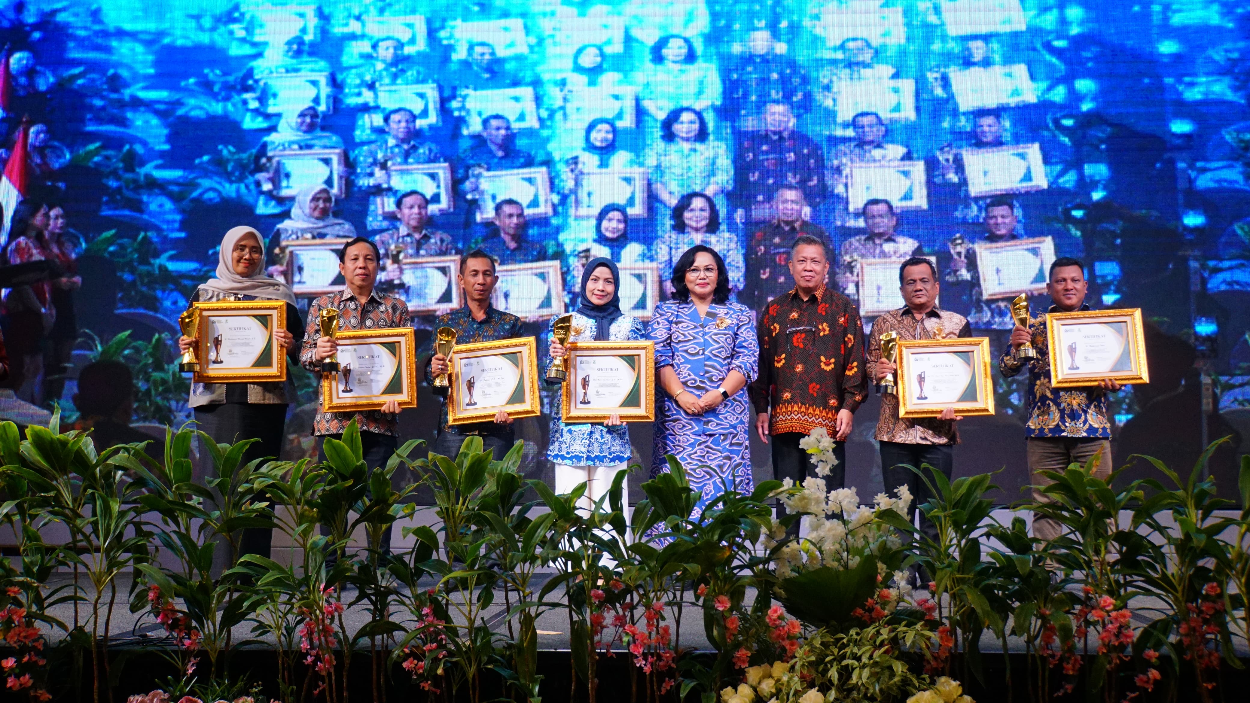 Bupati Serang Ratu Zakiyah Terima Penghargaan Pimred Award 2025