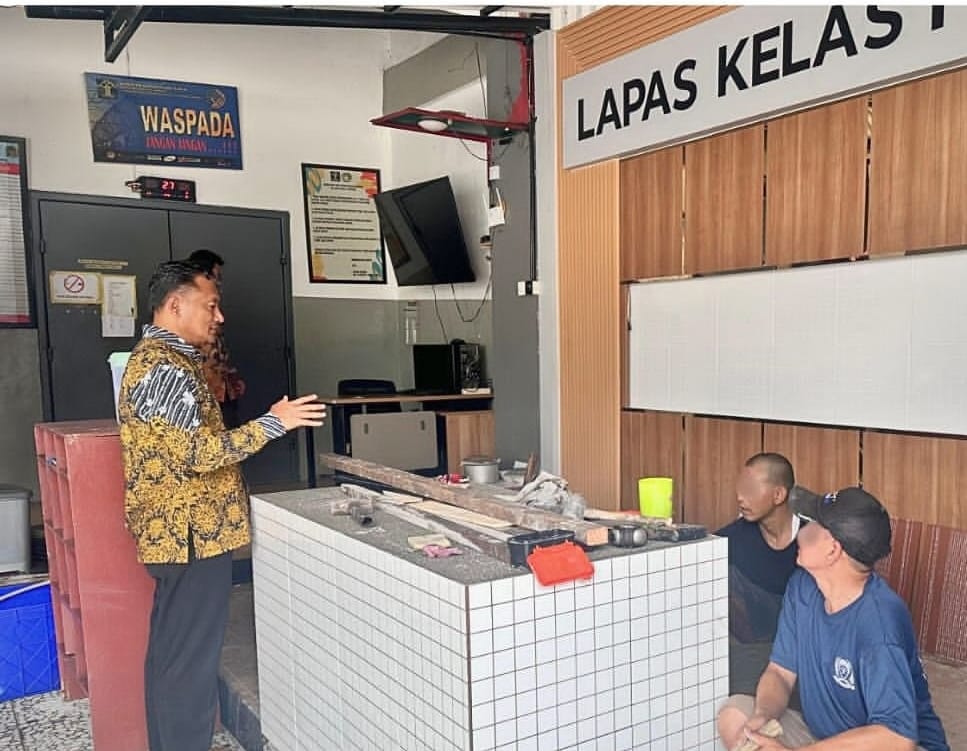 Polda Metro Jaya mengungkap kasus open BO yang terjadi di Lapas Kelas I Cipinang dan melibatkan narapidana.