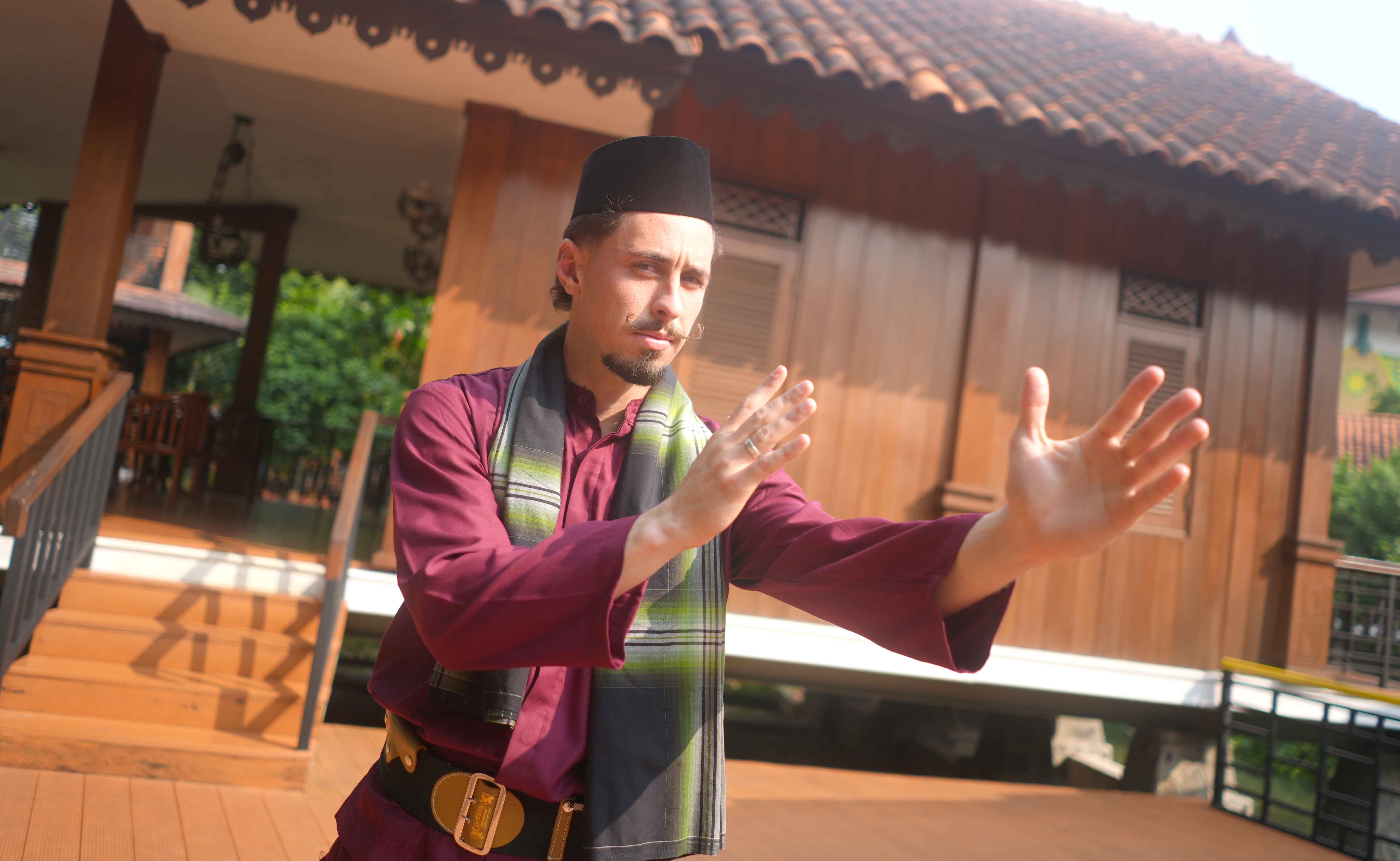 Pemain anyar asal Brasil Gustavo Franca memperkenalkan diri masuk ke Persija dengan menggunakan ciri khas Betawi.