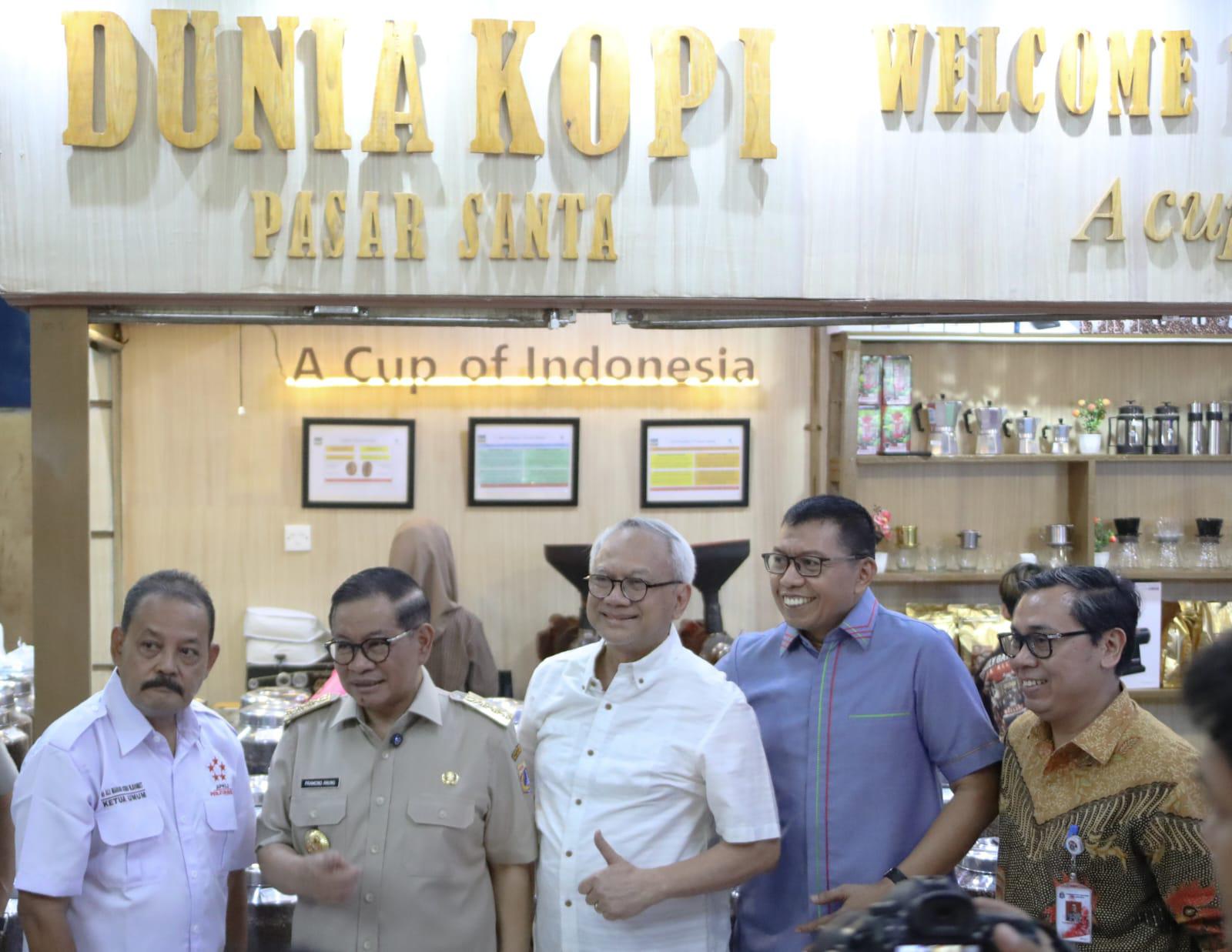 Gubernur DKI Pramono Anung (dua dari kiri) canangkan Gerakan Pasar Rakyat di Pasar Santa, Jakarta Selatan, Selasa (21/7)