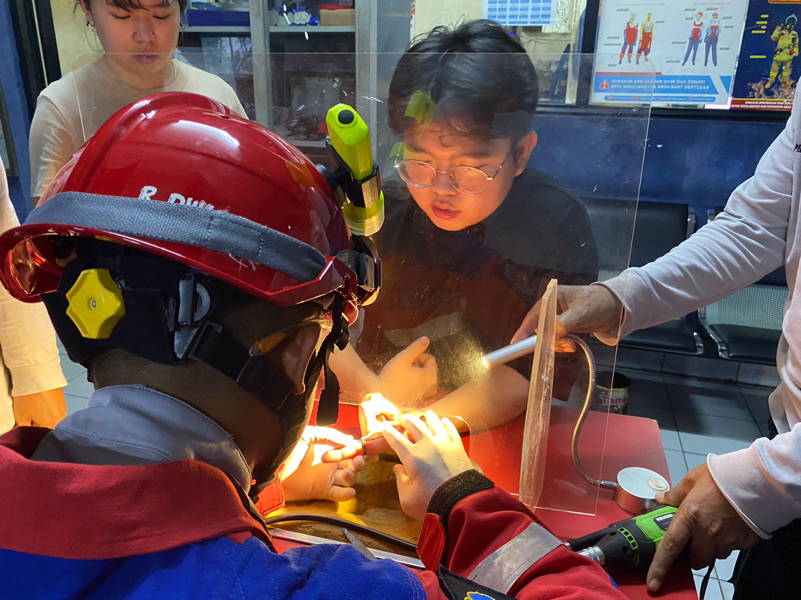 Warga Cengkareng meminta bantuan petugas Dinas Gulkarmat DKI Jakarta untuk melepaskan cincin dari jari yang sudah bengkak.