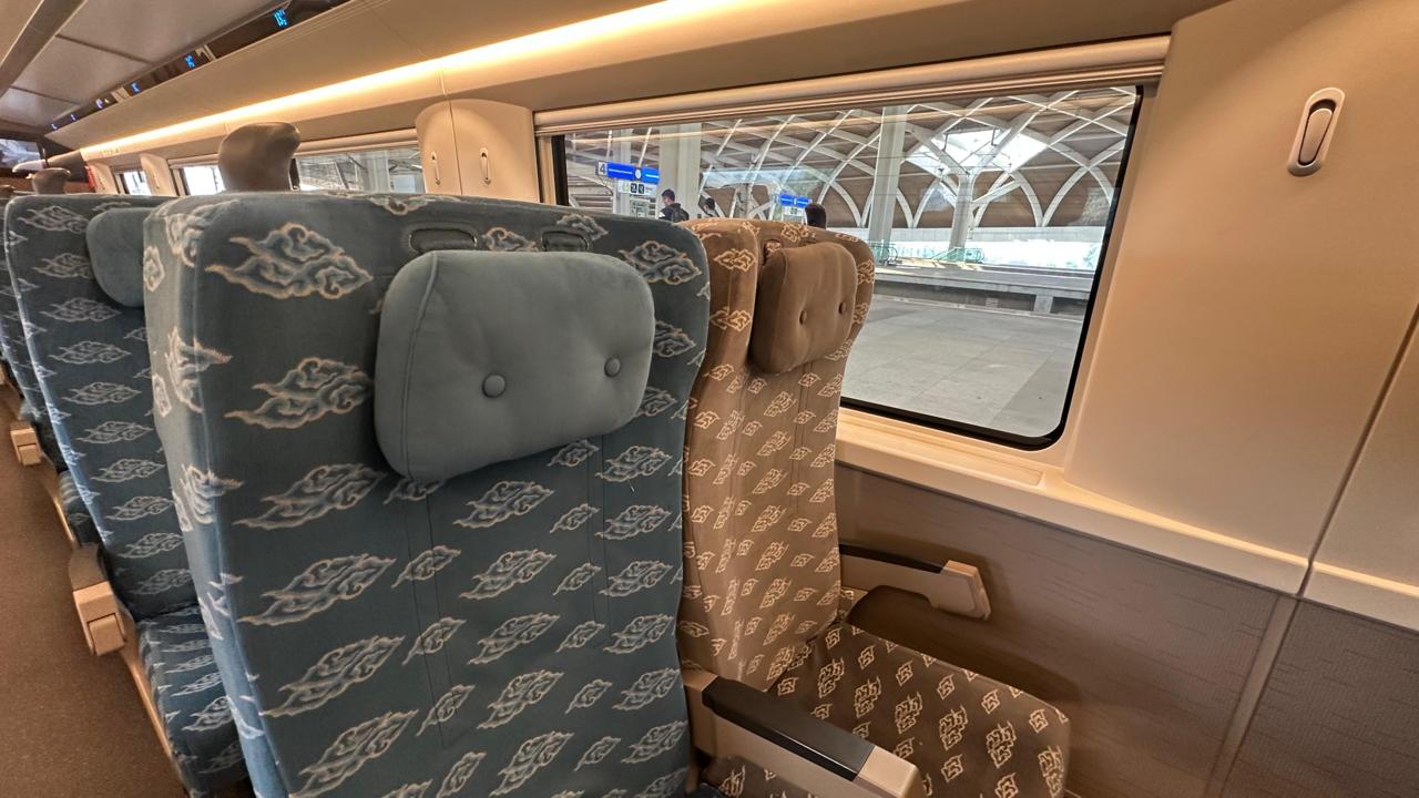 Oknum penumpang diduga sengaja melepas dan membawa bantal kepala dari kursi kereta Whoosh.