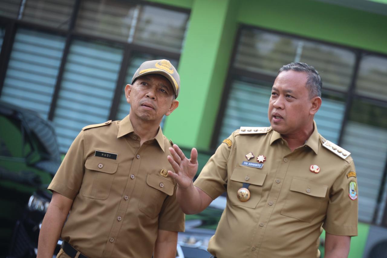 Wali Kota Bekasi Tri Adhianto  (kanan)