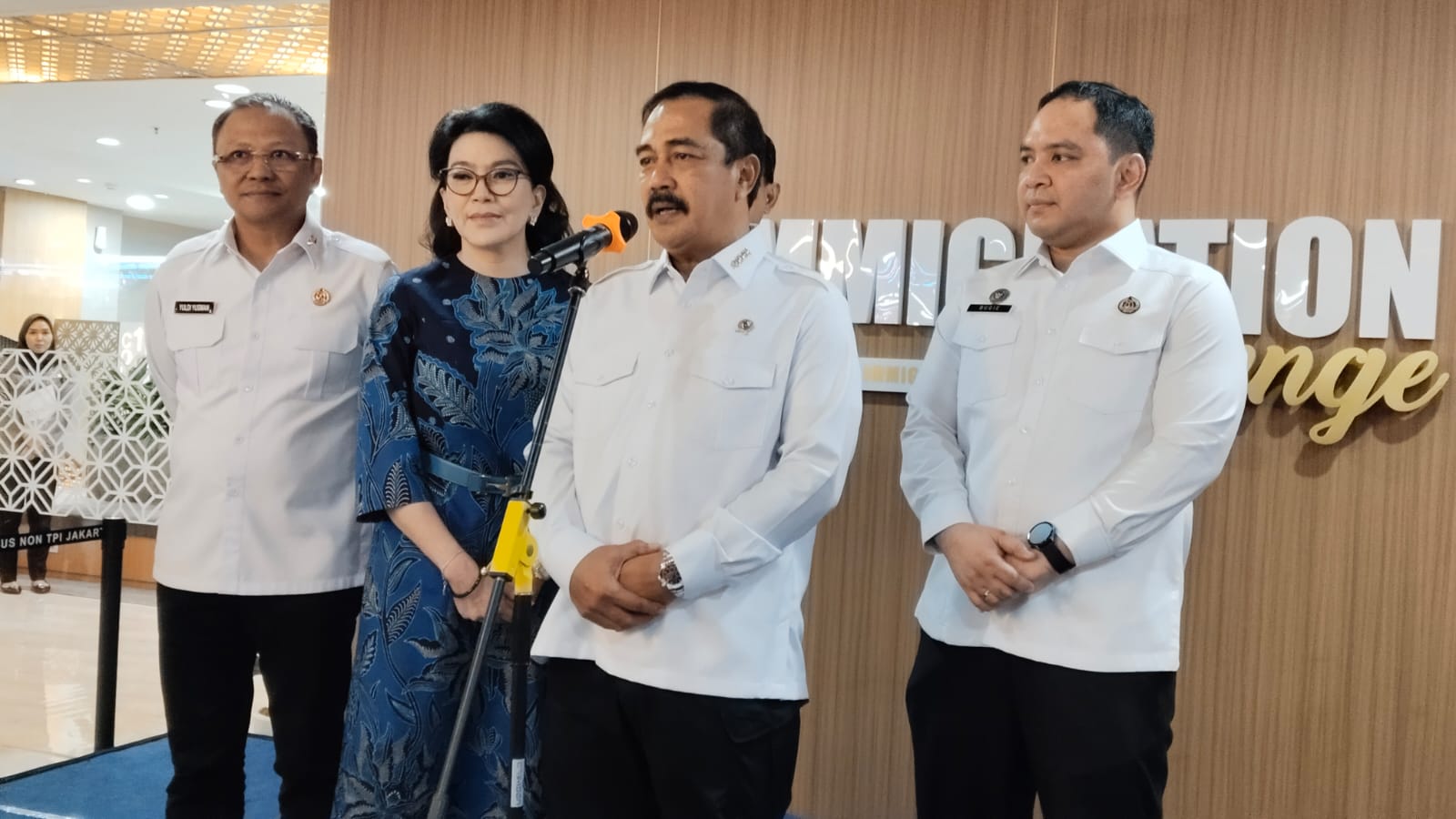Menteri Imigrasi dan Pemasyarakatan Agus Andrianto menjelaskan fasilitas layanan Immigration Lounge di Kebayoran Park Mall.