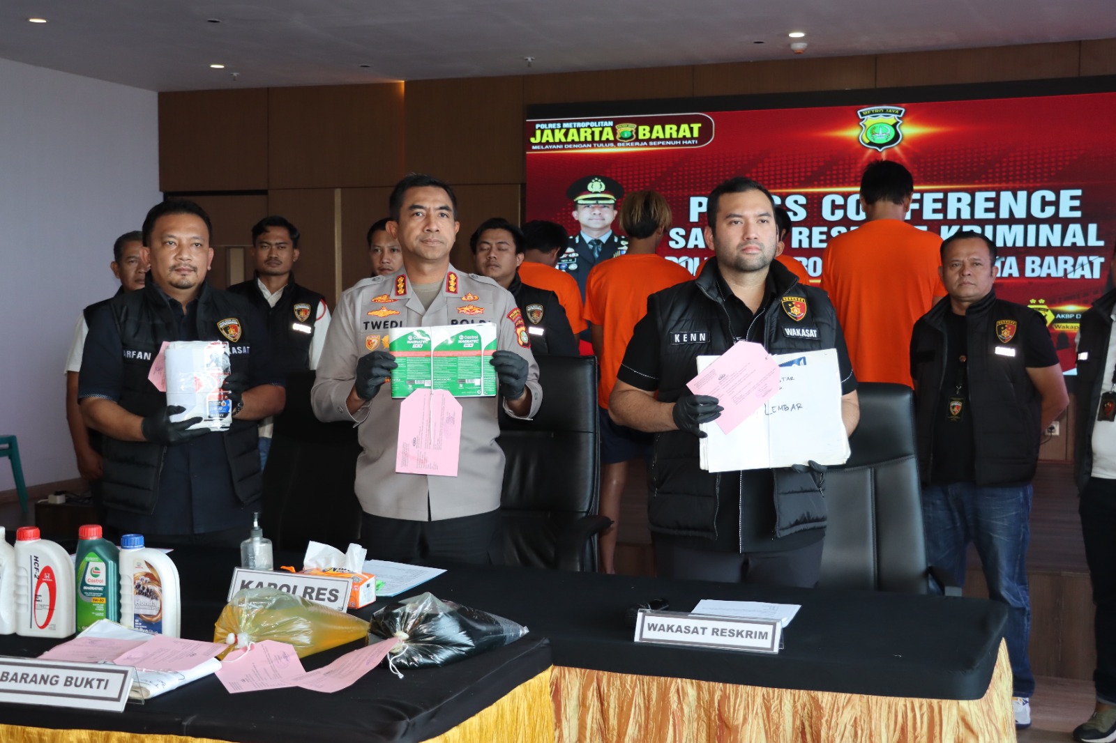 Polres Metro Jakarta Barat berhasil mengungkap sindikat yang memproduksi dan menjual oli palsu.