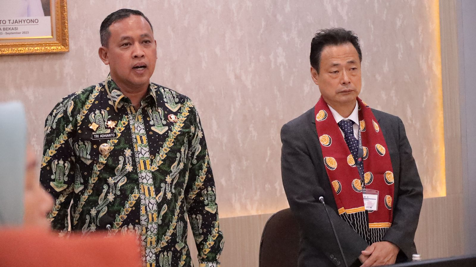 Wakil Wali Kota Izumisano, Kuniaki Nishinou (kanan), bersama Wali Kota Bekasi Tri Adhianto di Balai Kota Bekasi.