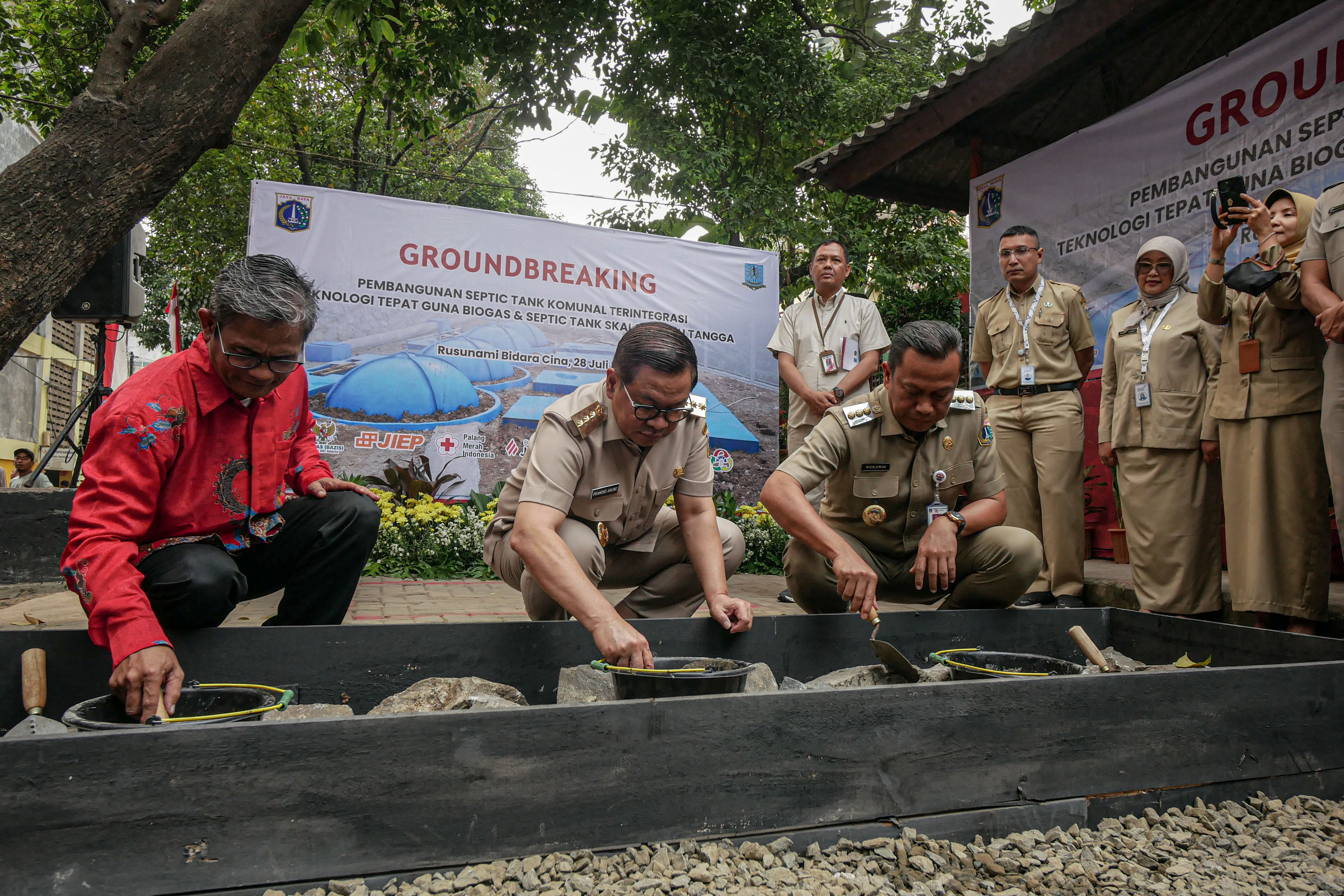 Gubernur DKI Jakarta Pramono Anung (dua kiri) bersama Walikota Jakarta Timur Munjirin (tiga kiri) melakukan peletakan batu pertama (groundbreaking) pembangunan Septic Tank Komunal berbasis teknologi tepat guna biogas di Rusunami Bidara Cina, Jakarta, Seni